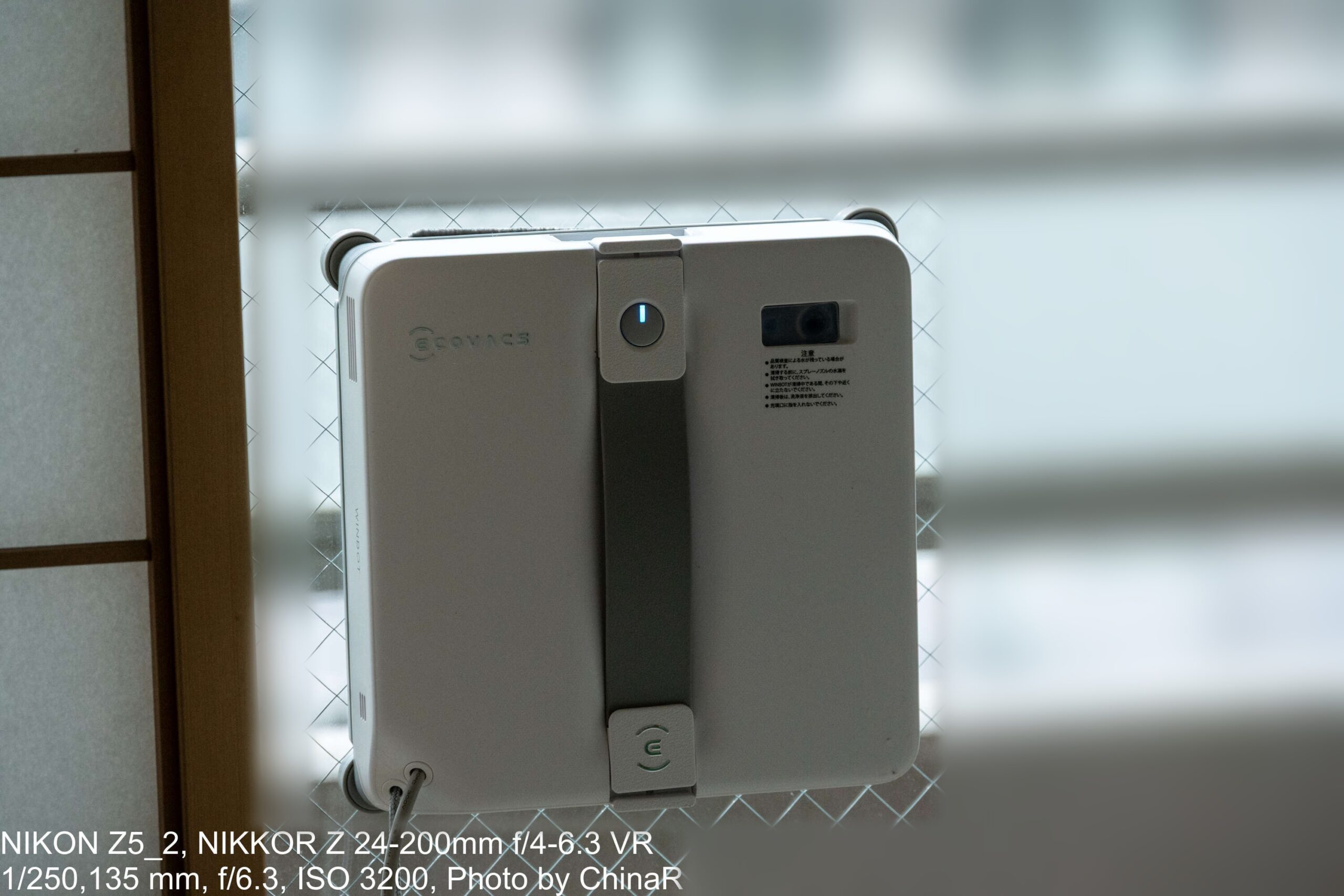 和室の網入りガラスに貼り付けたECOVACS WINBOT mini 2