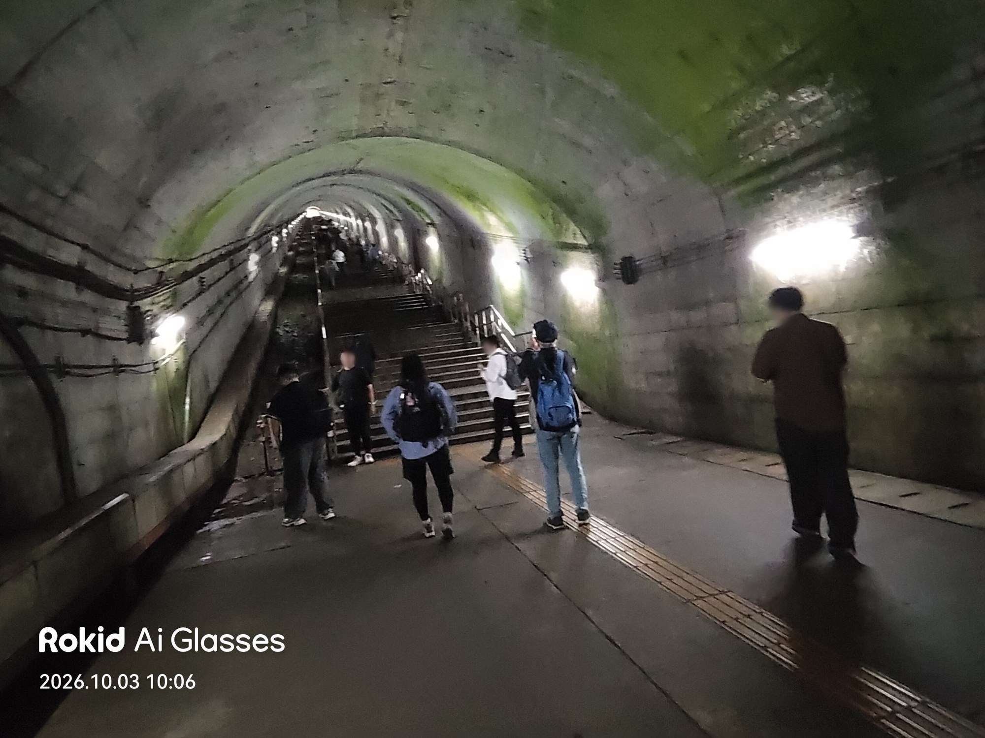 土合駅の地下ホームから続く階段のトンネル(Rokidで撮影)