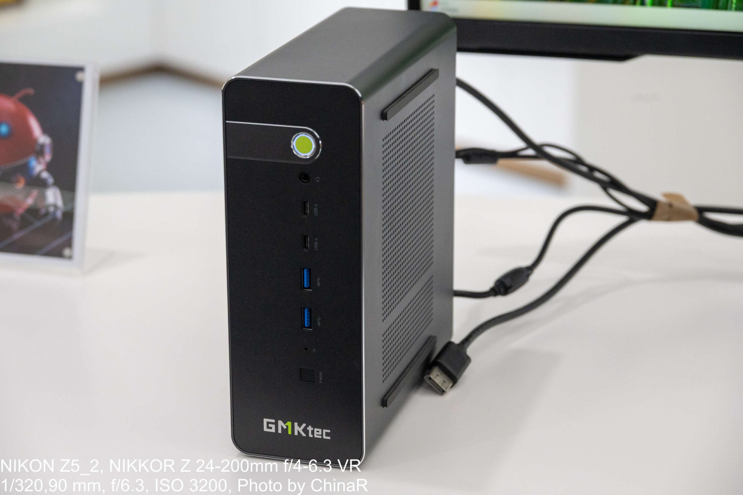 GMKtec EVO-X5 Proの前面。黄緑色の電源ボタンとUSB4、USB-A、P-MODEボタン