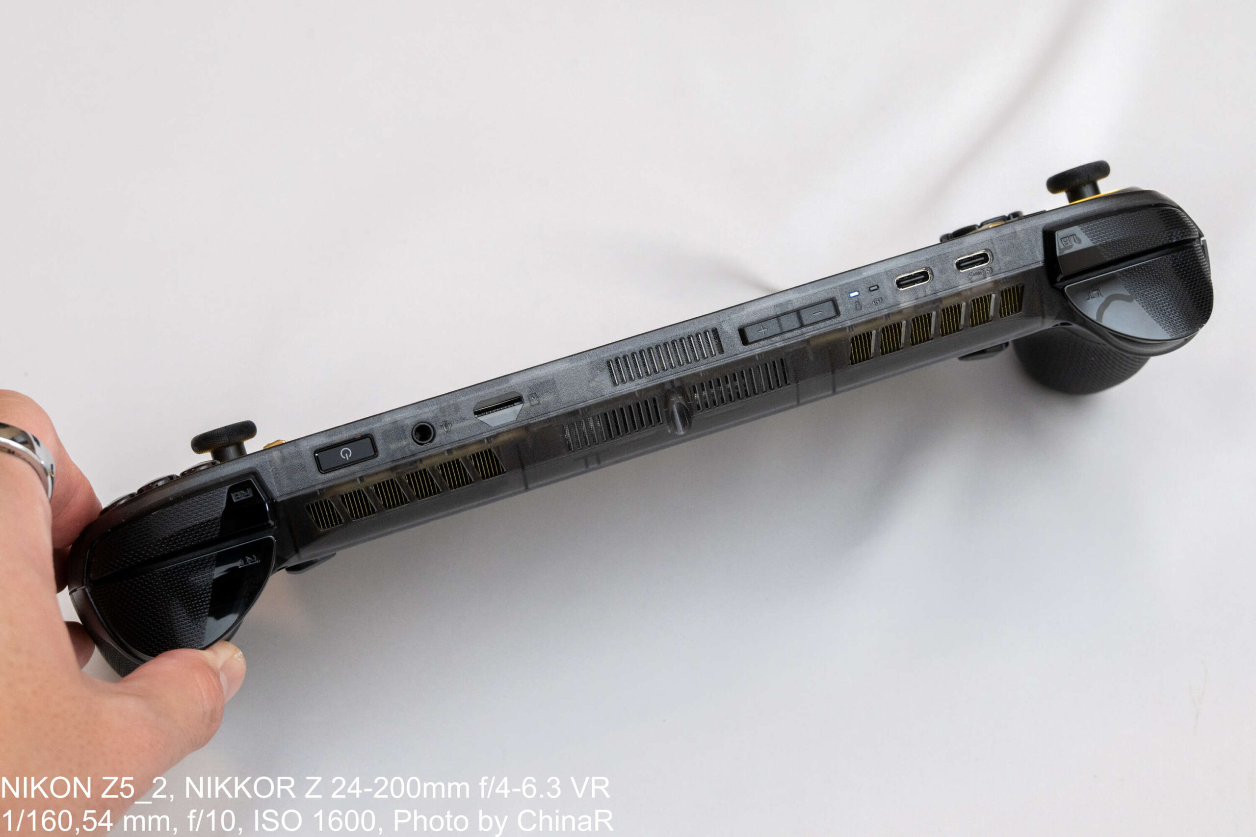 ROG XBOX Ally X20の上部側面とトリガー