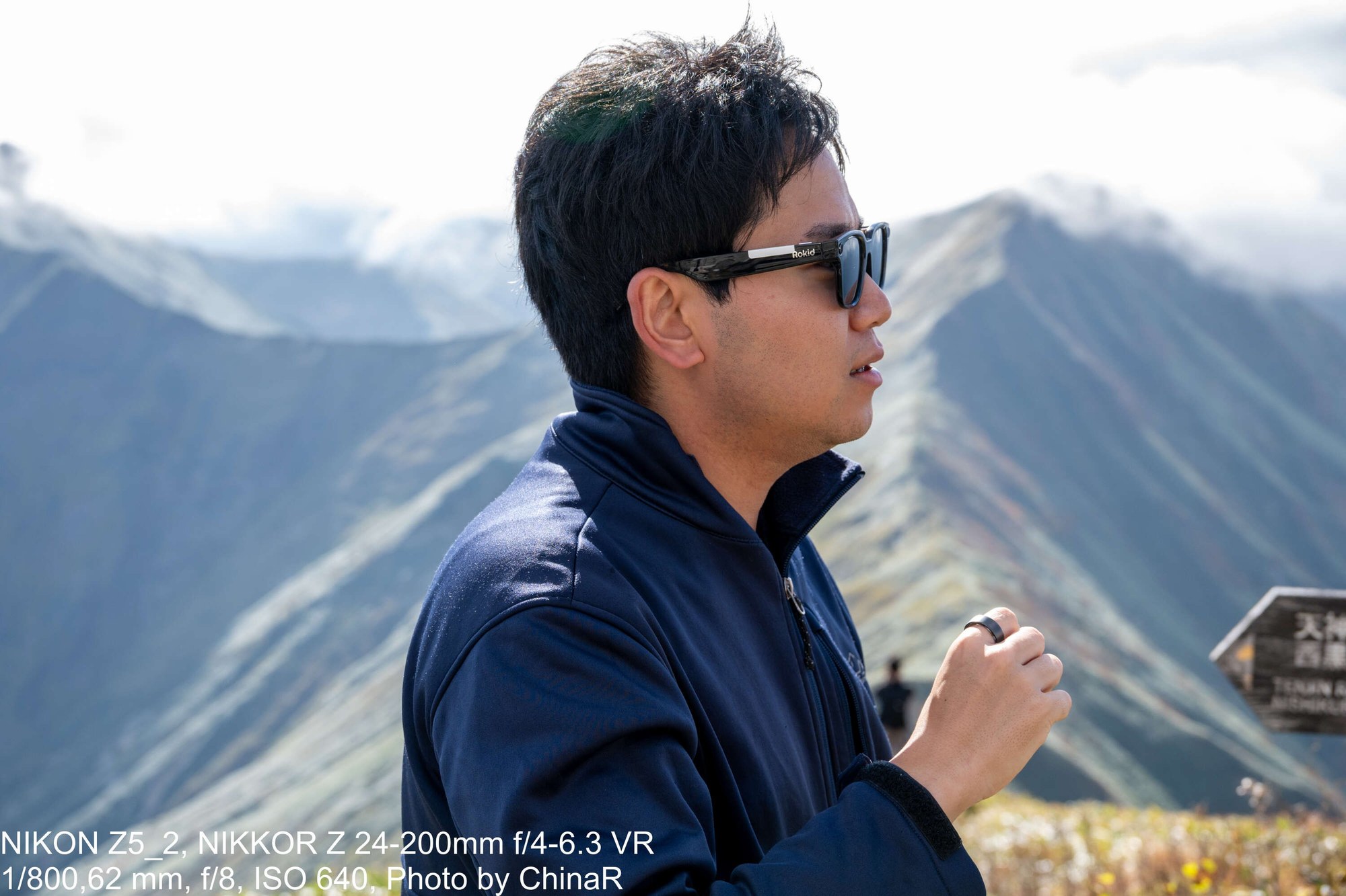 Rokid Ai Glasses Styleをかけて稜線を眺める横顔