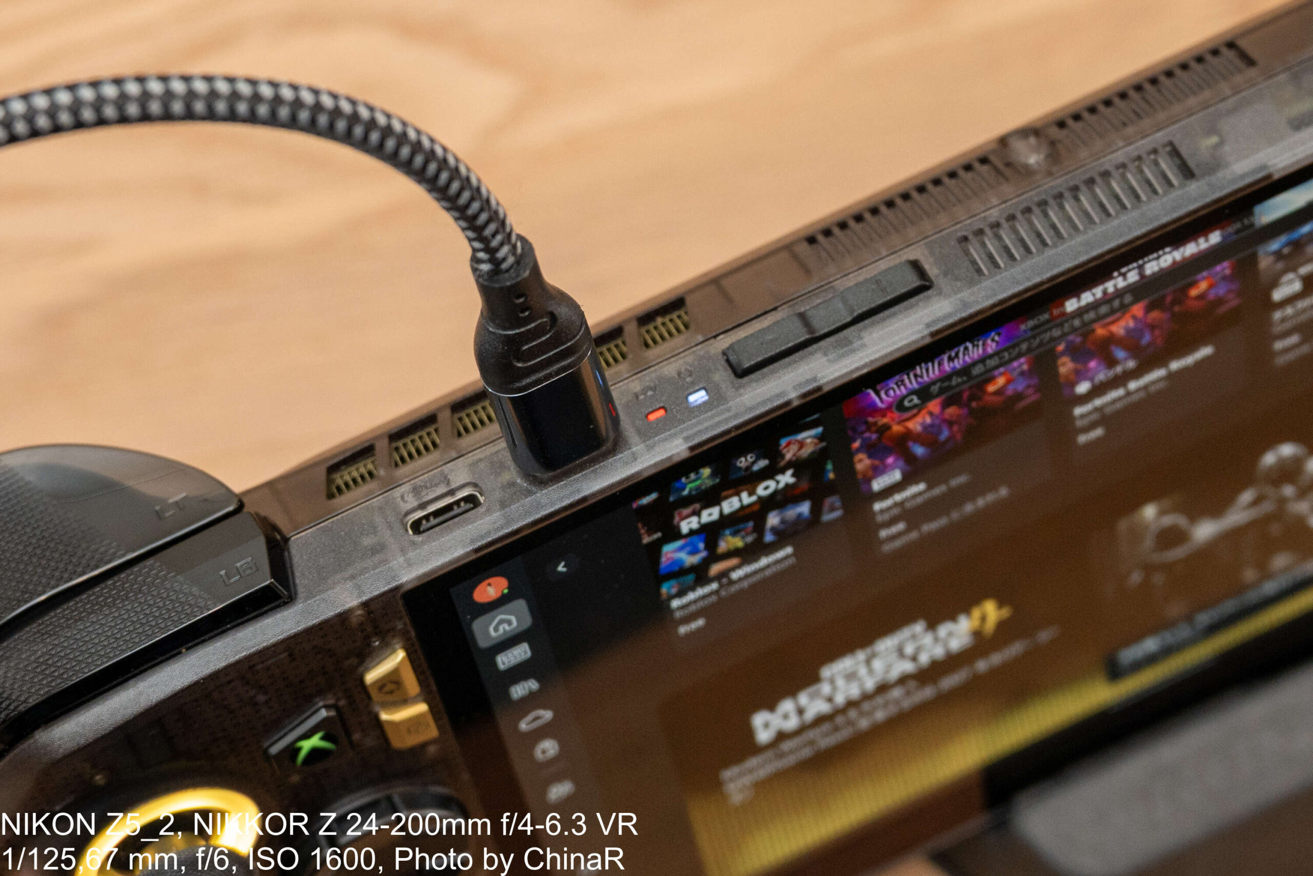 ROG XBOX Ally X20のUSB Type-Cに充電ケーブルを接続