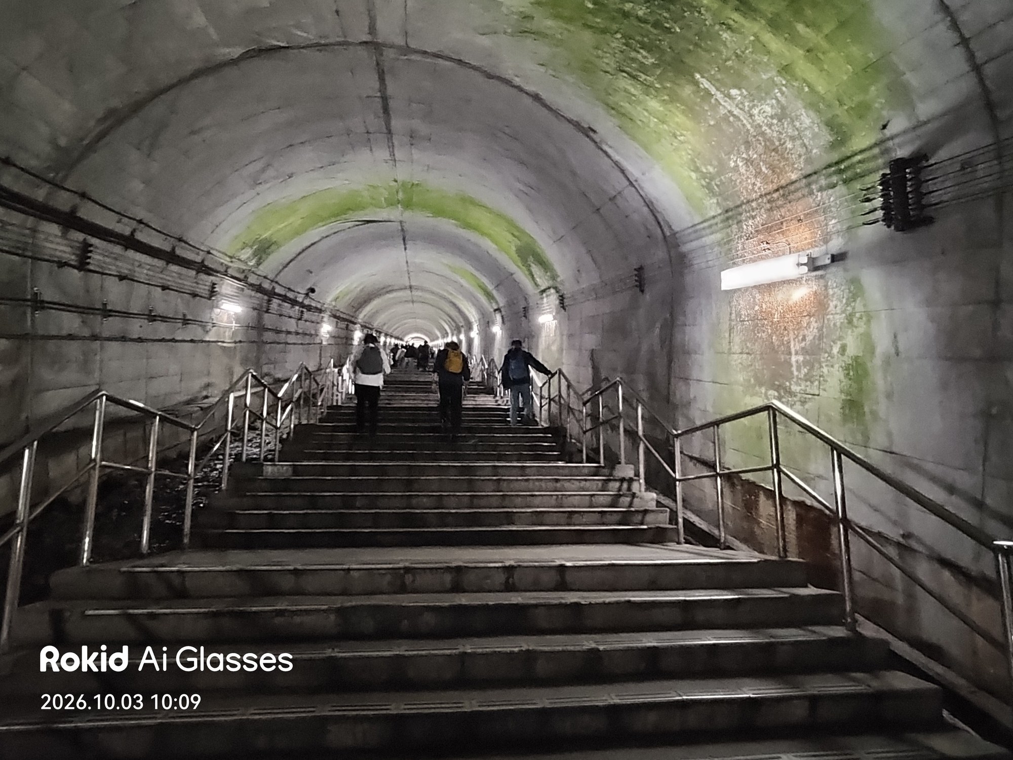 苔の生えた土合駅の階段トンネル(Rokidで撮影)