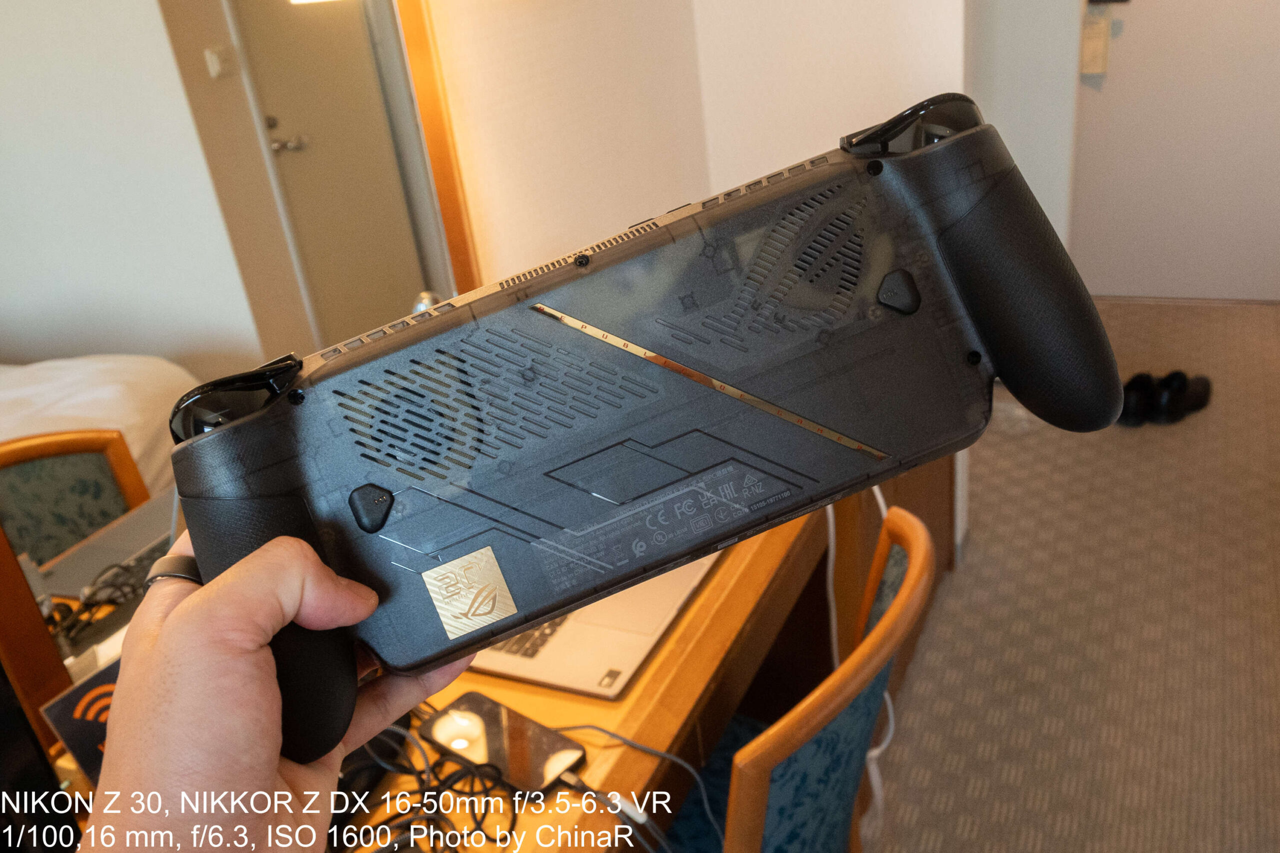 ROG XBOX Ally X20の背面を手に持ったところ