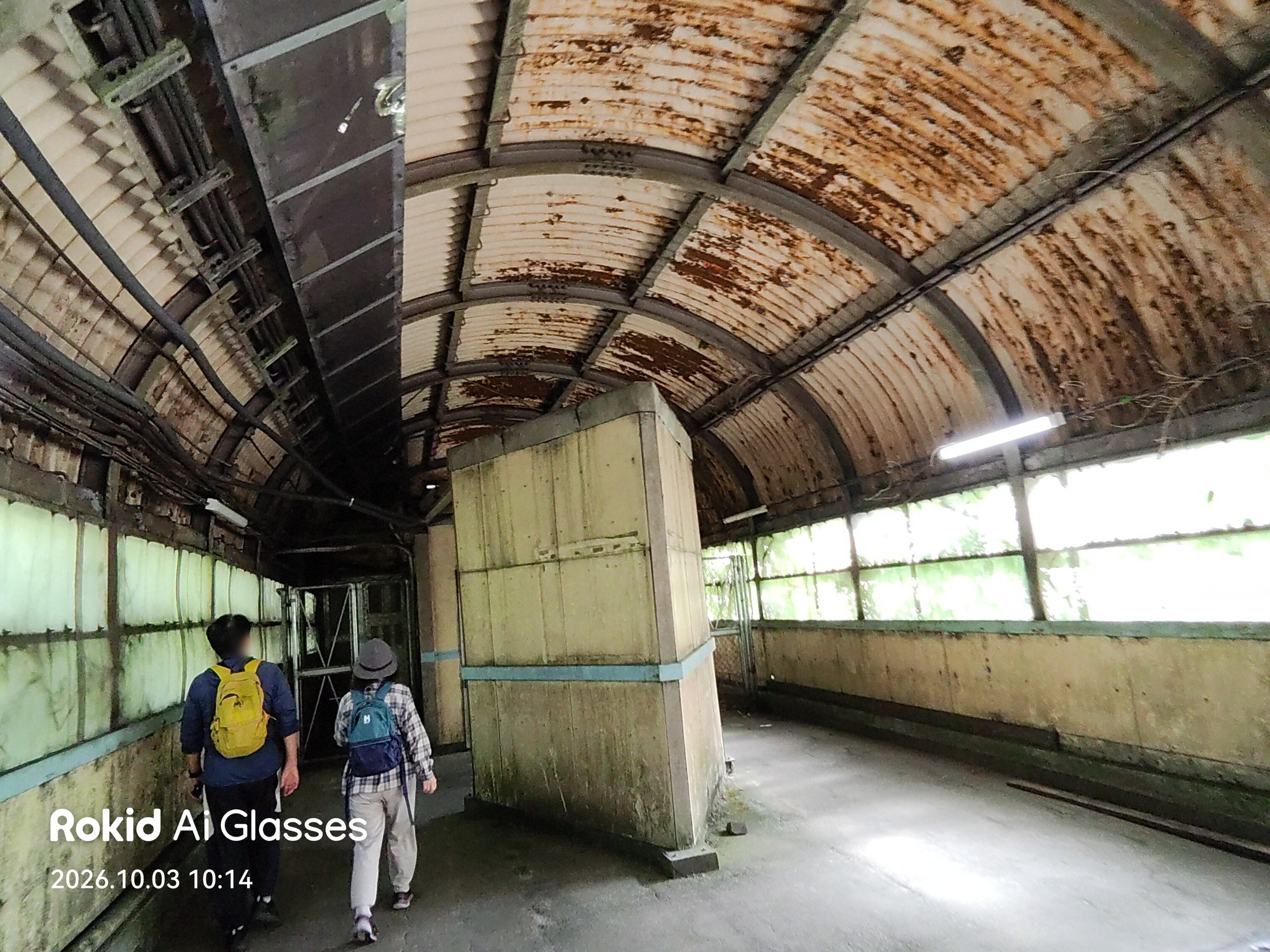 錆びたトタン天井の土合駅の連絡通路(Rokidで撮影)
