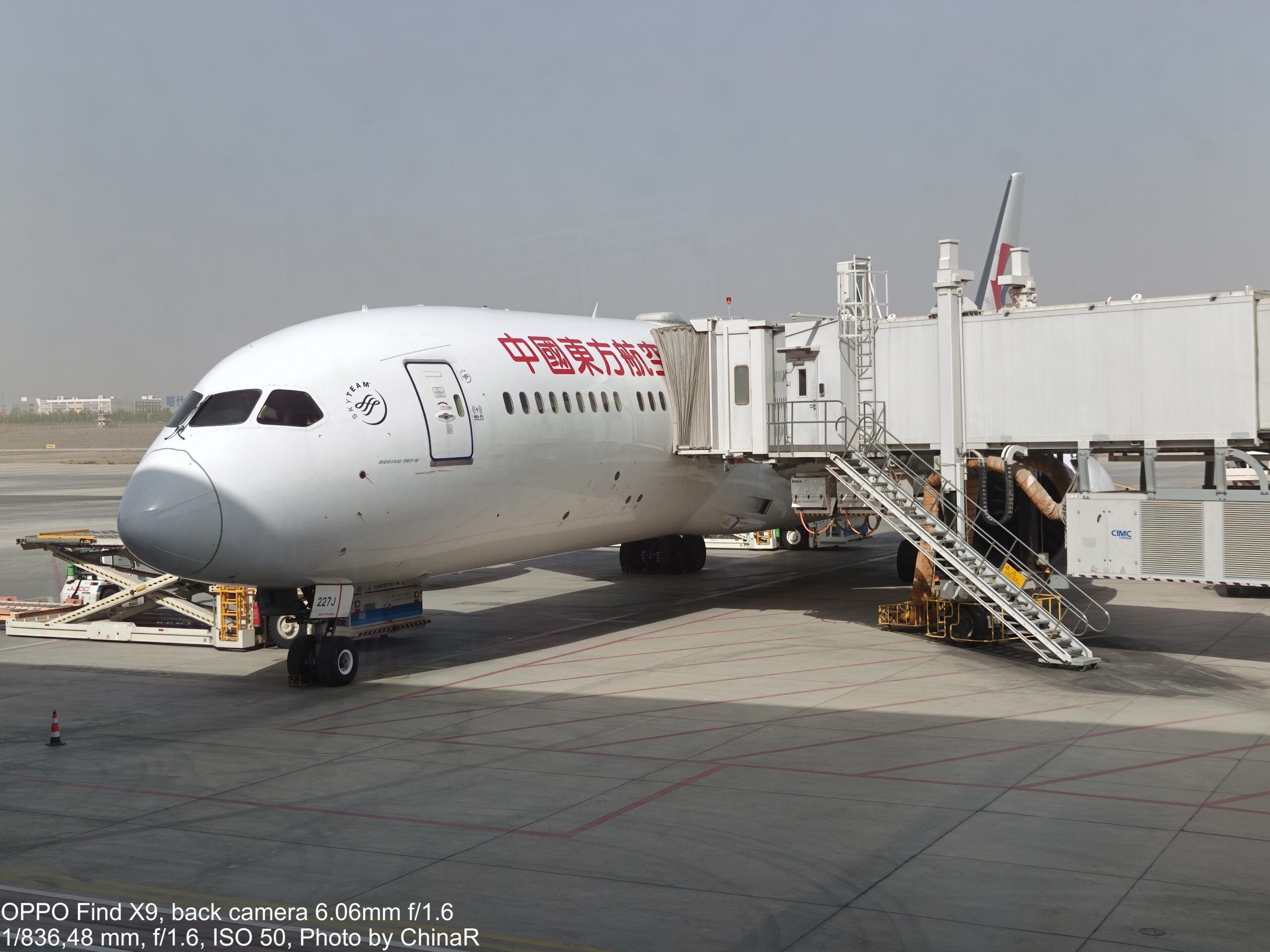 カシュガル空港に到着した中国東方航空のボーイング787