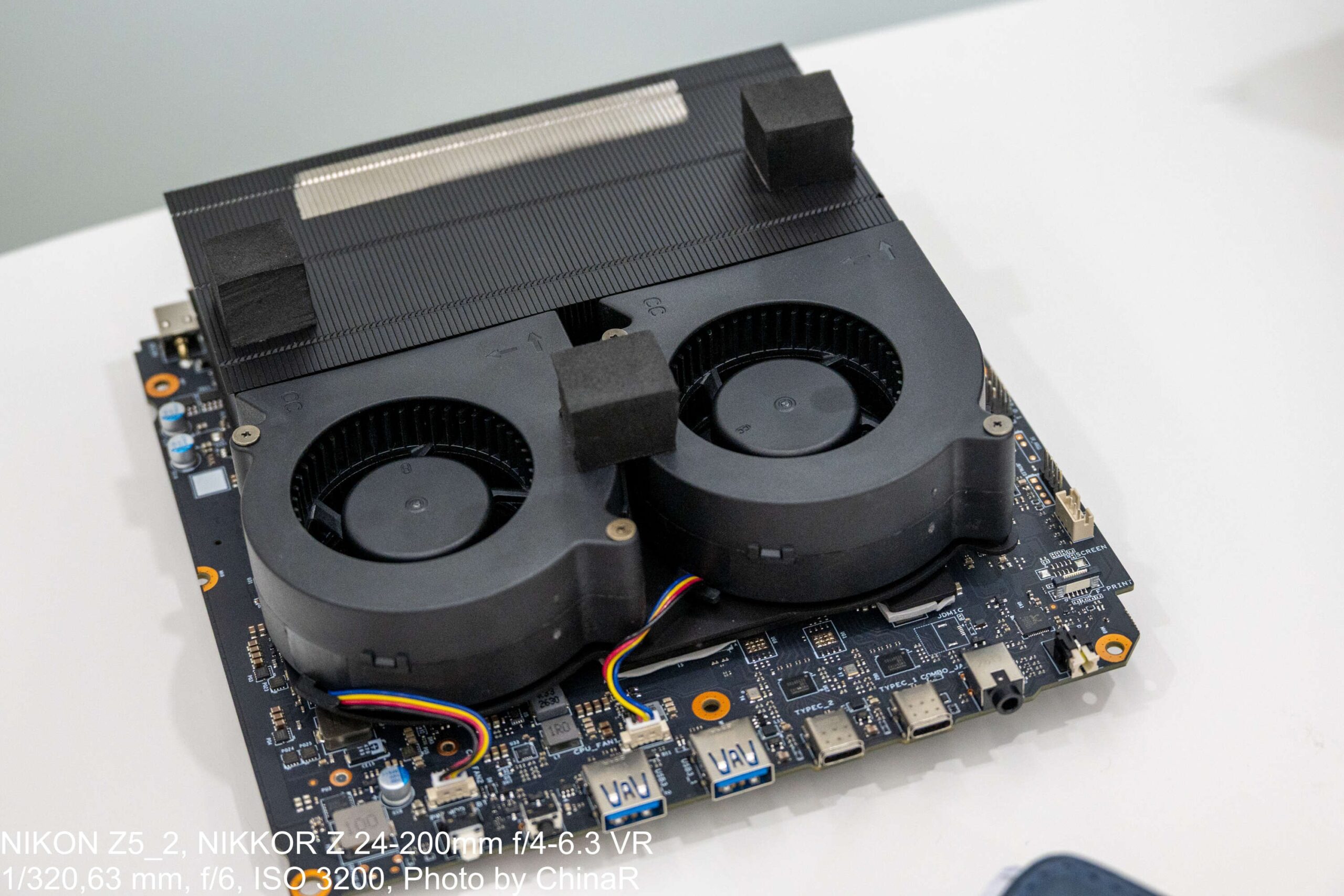 GMKtec EVO-X5 Proの大型ヒートシンクとブロワーファン2基