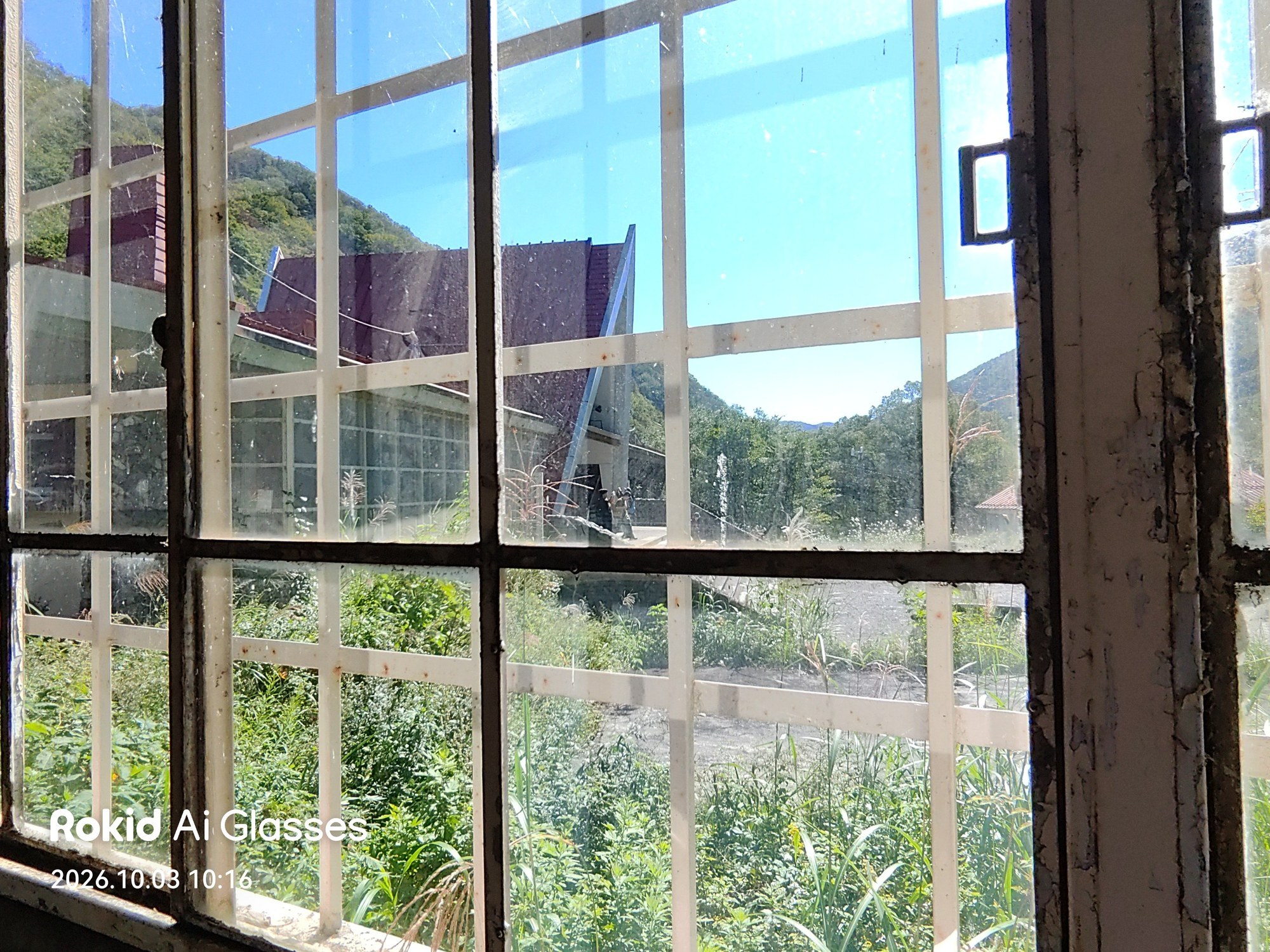 土合駅の通路の窓から見た駅舎と山(Rokidで撮影)