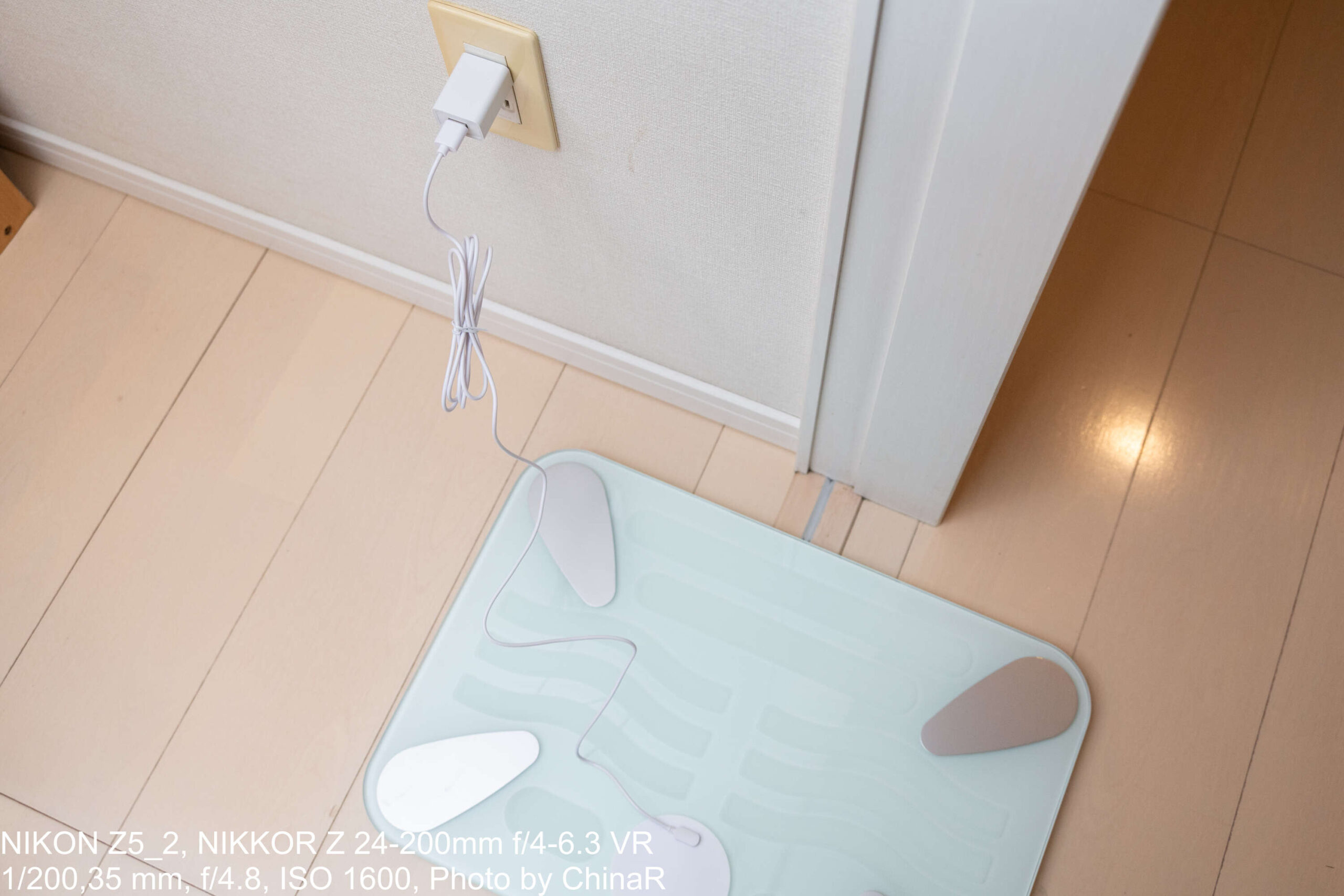 コンセントにつないで充電中のissin スマートバスマット