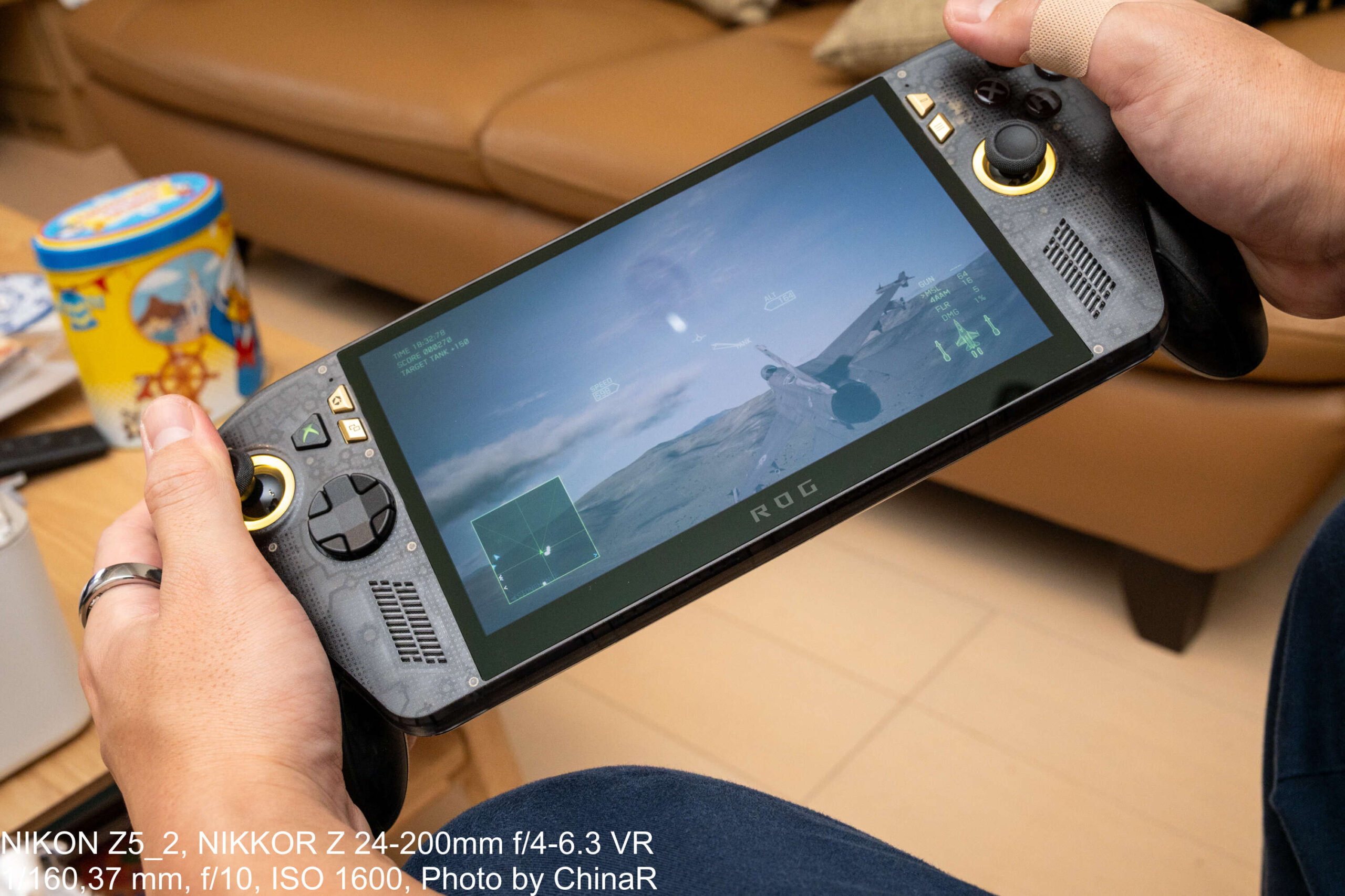 ROG XBOX Ally X20を両手で持ってACE COMBAT 7をプレイ