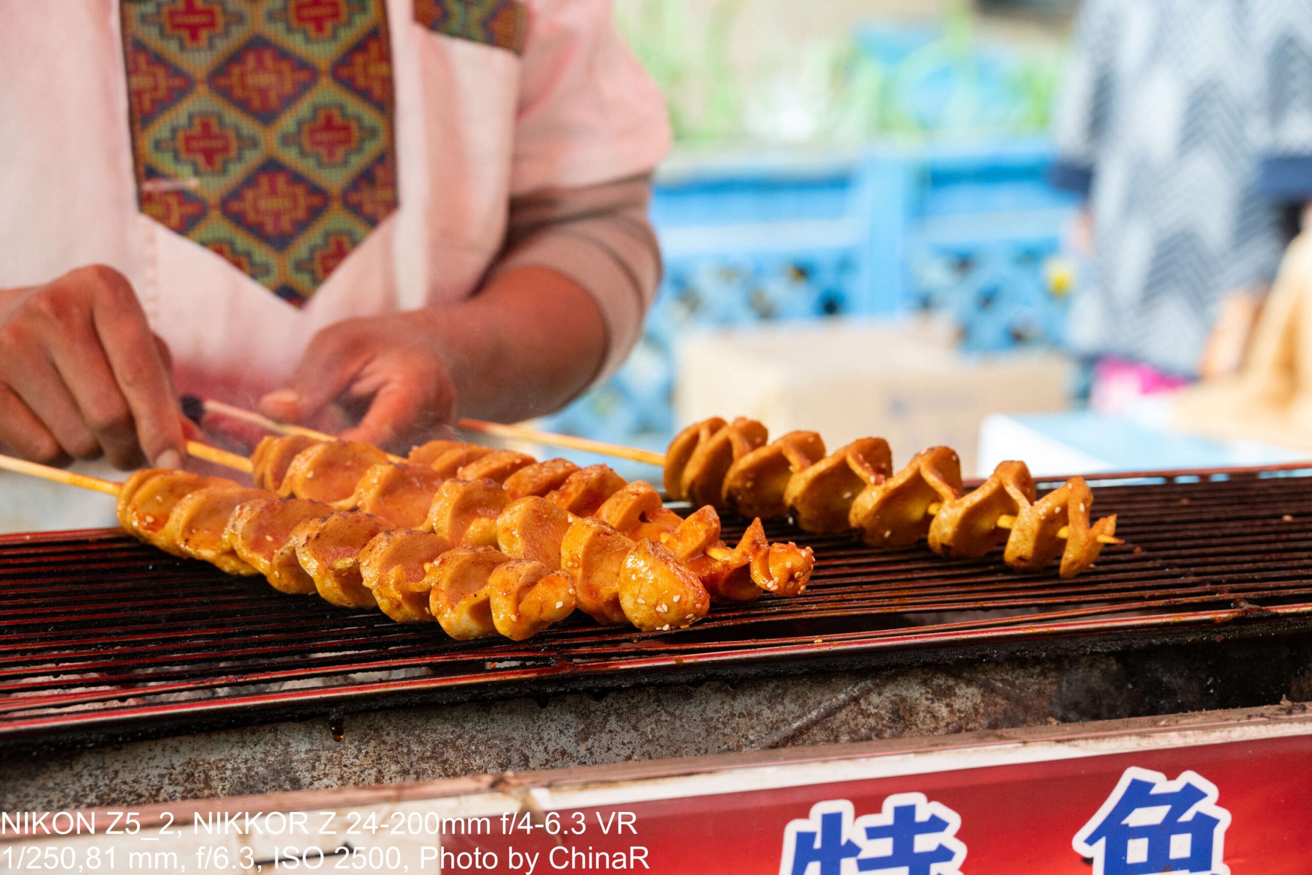炭火で焼かれる渦巻き状の焼き麩の串、烤面筋