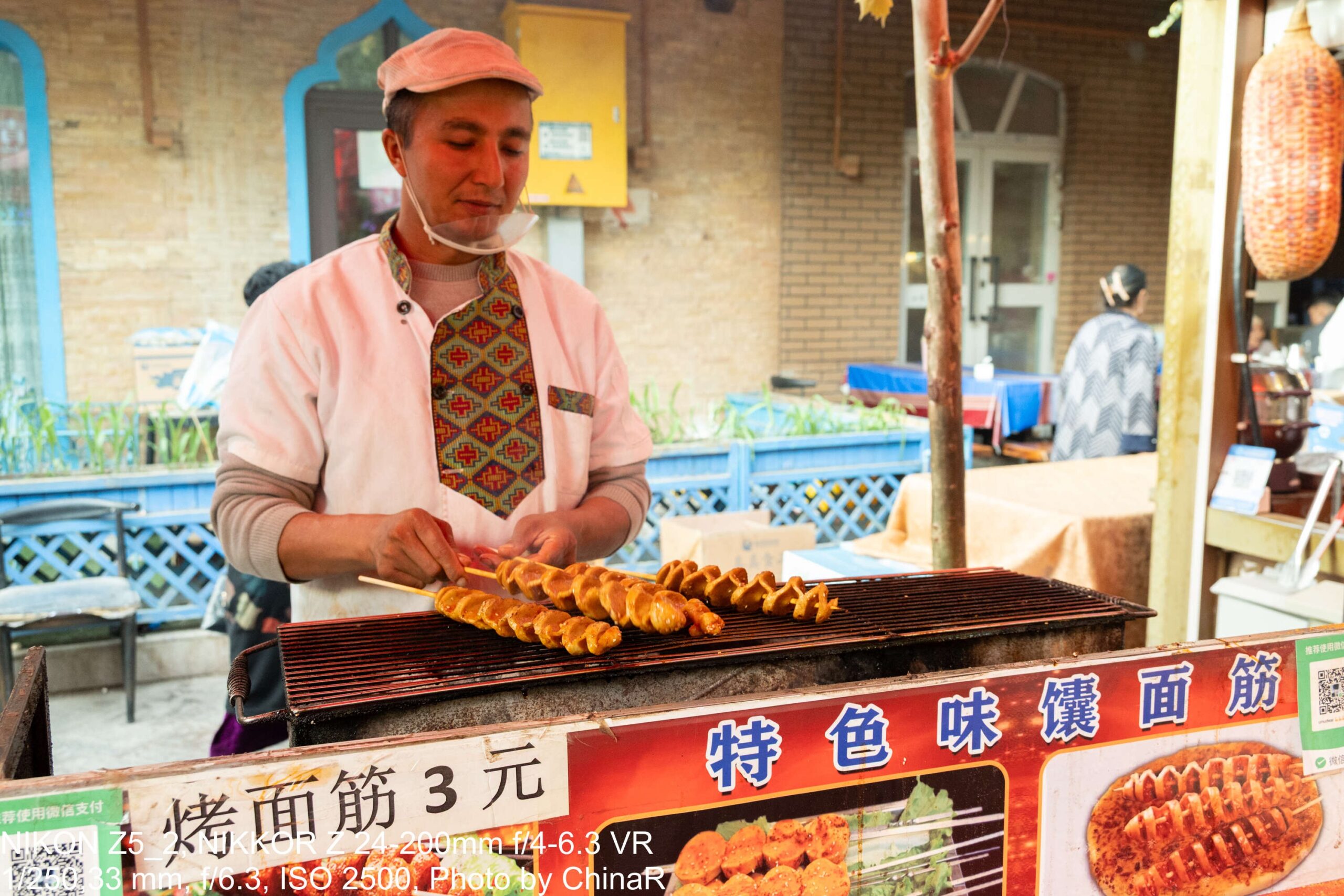 1本3元の烤面筋(焼き麩の串)の屋台