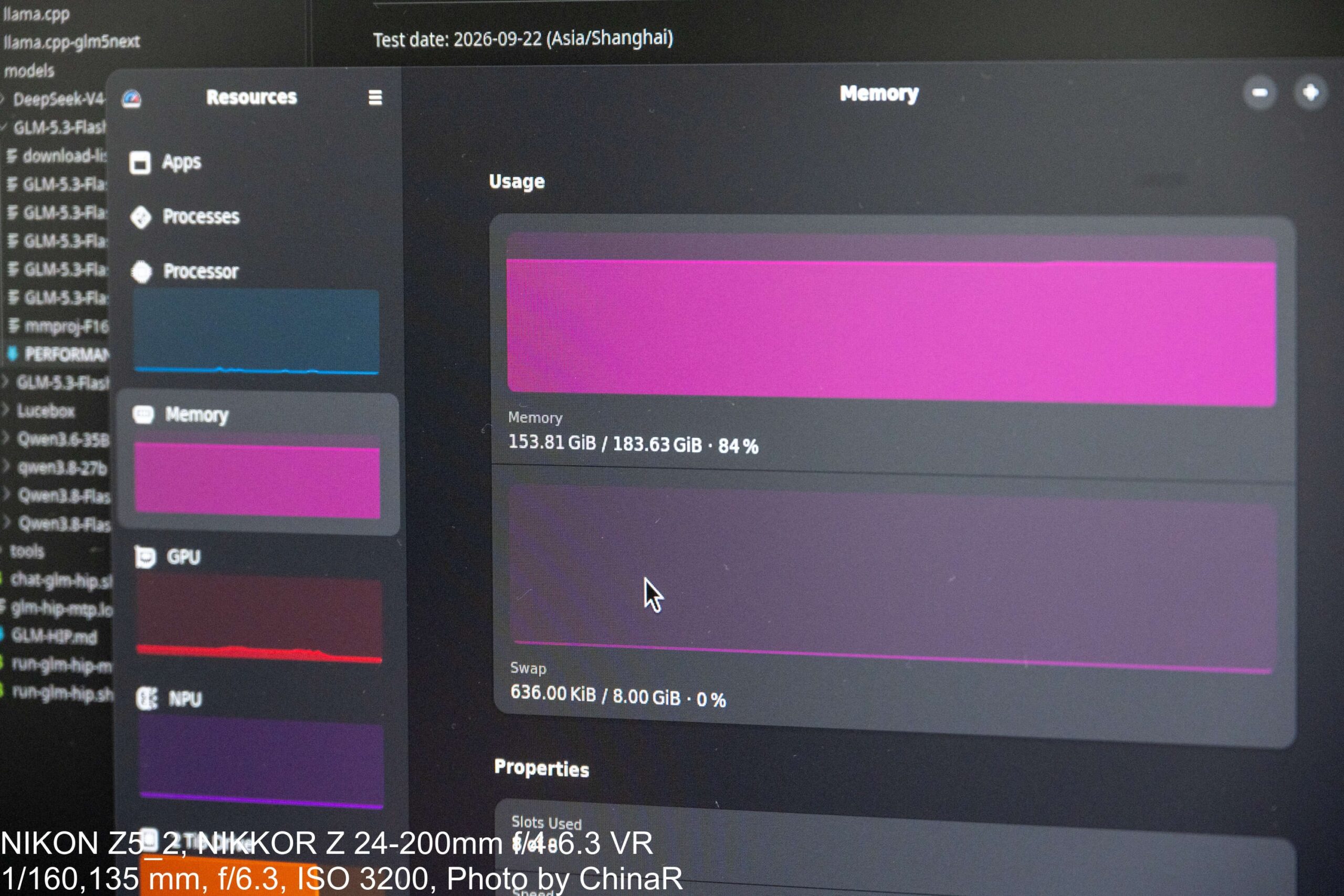 Linuxのリソースモニタ。メモリ153.81GiB/183.63GiBを使用