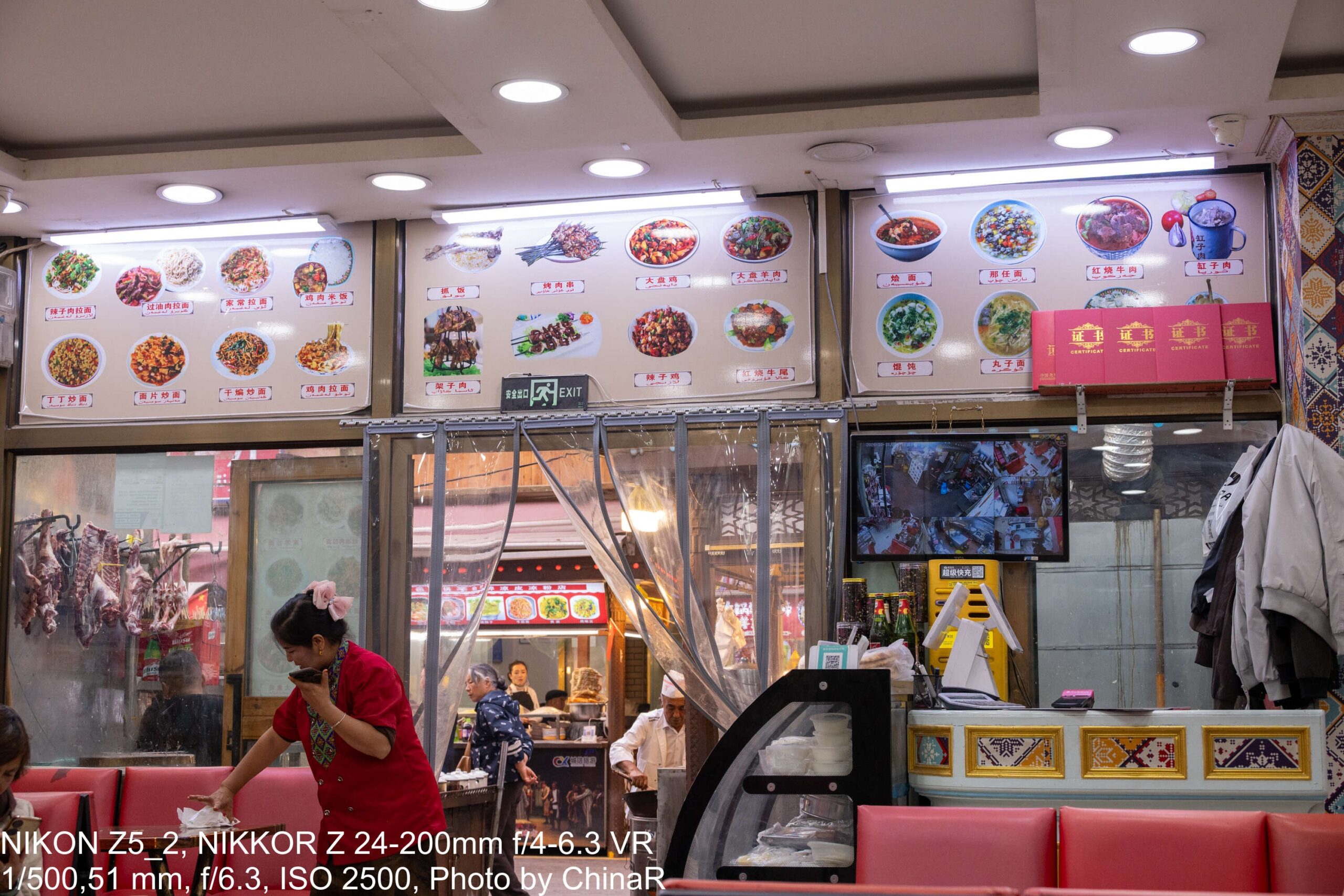 写真付きメニューが並ぶプロフの店の店内