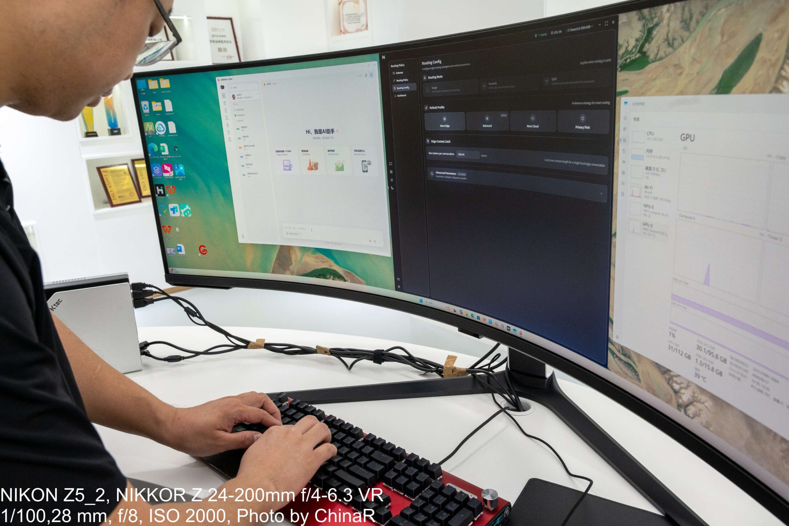 GMKtec Clawのルーティング設定画面を操作する技術担当者