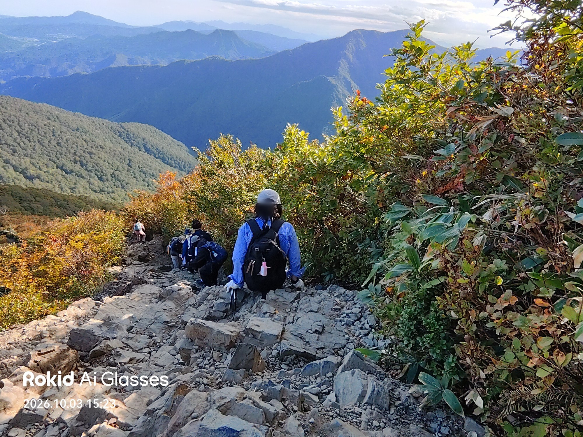 岩の多い急な下りを進む登山者(Rokidで撮影)