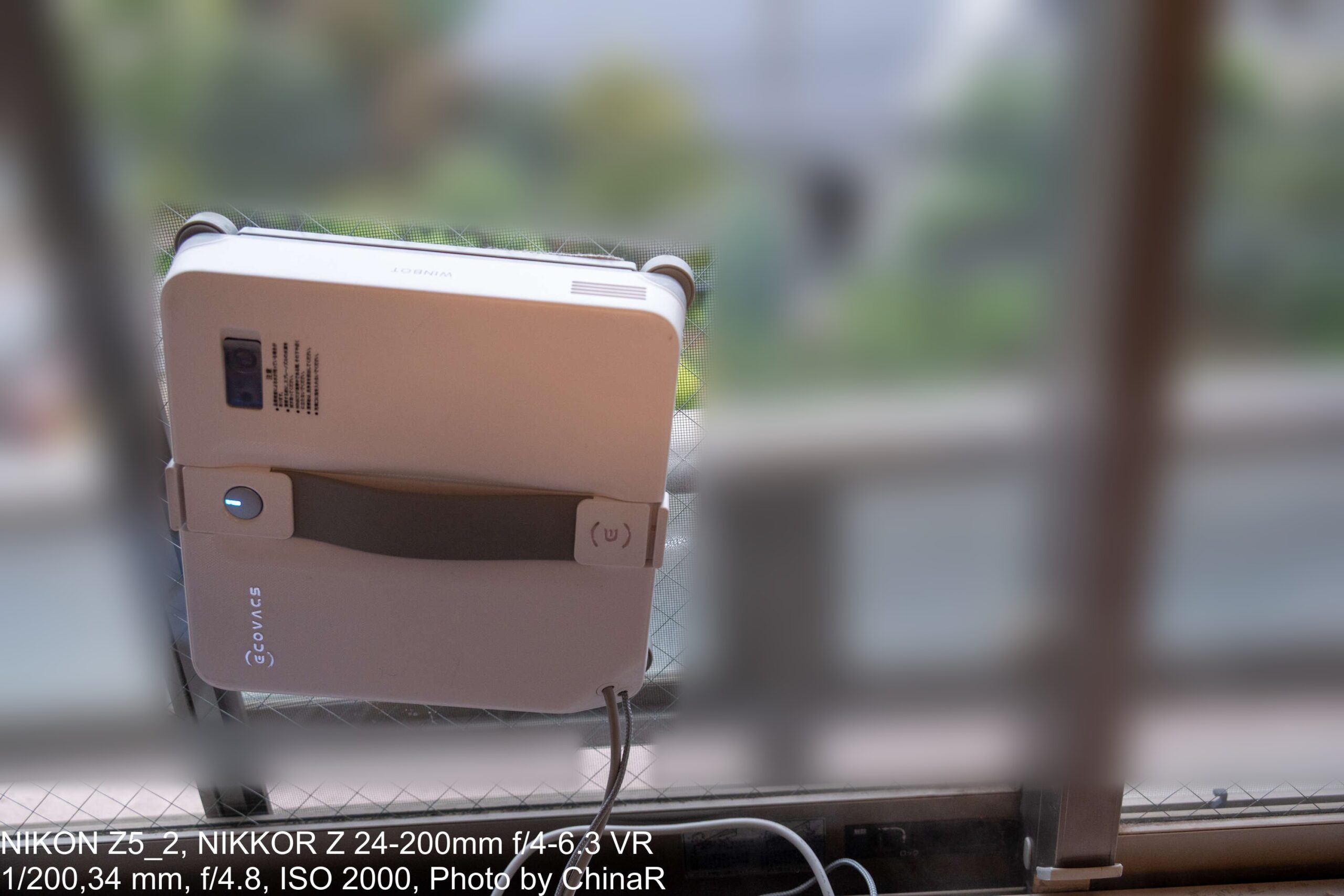 窓に貼り付いたECOVACS WINBOT mini 2