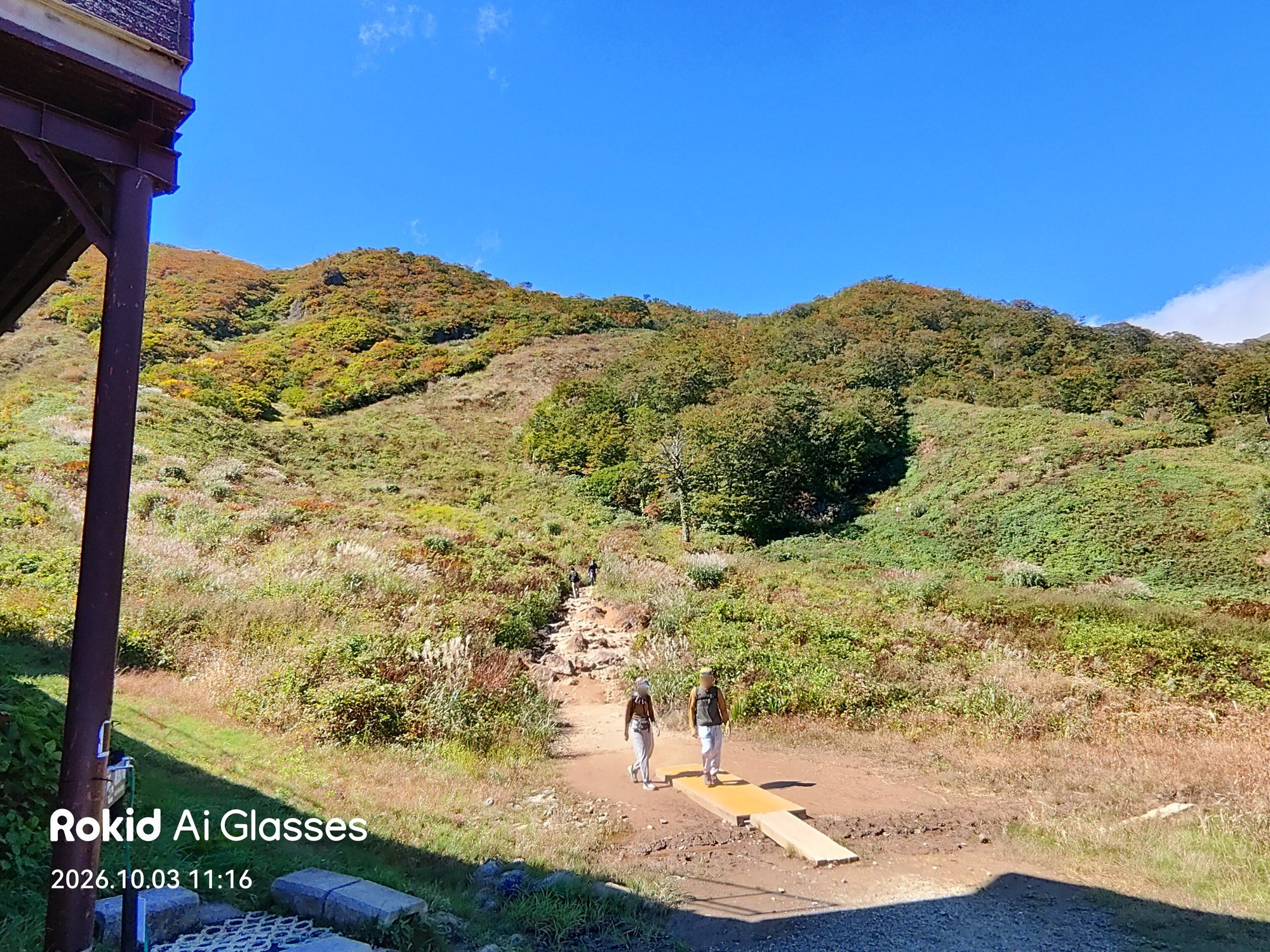 天神平から天神尾根の登山道を望む(Rokidで撮影)