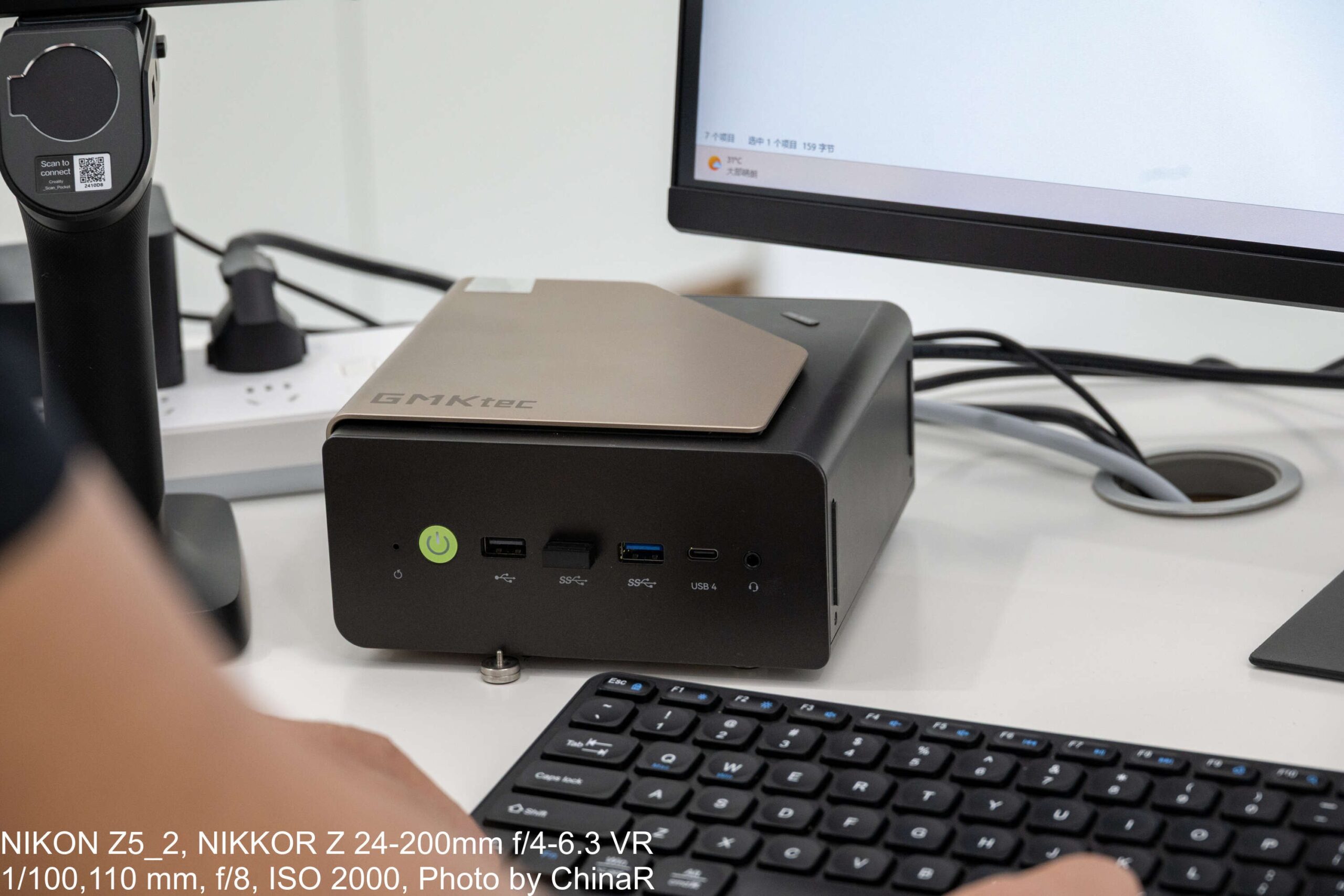 GMKtec EVO-T2Sの前面と3Dスキャナー