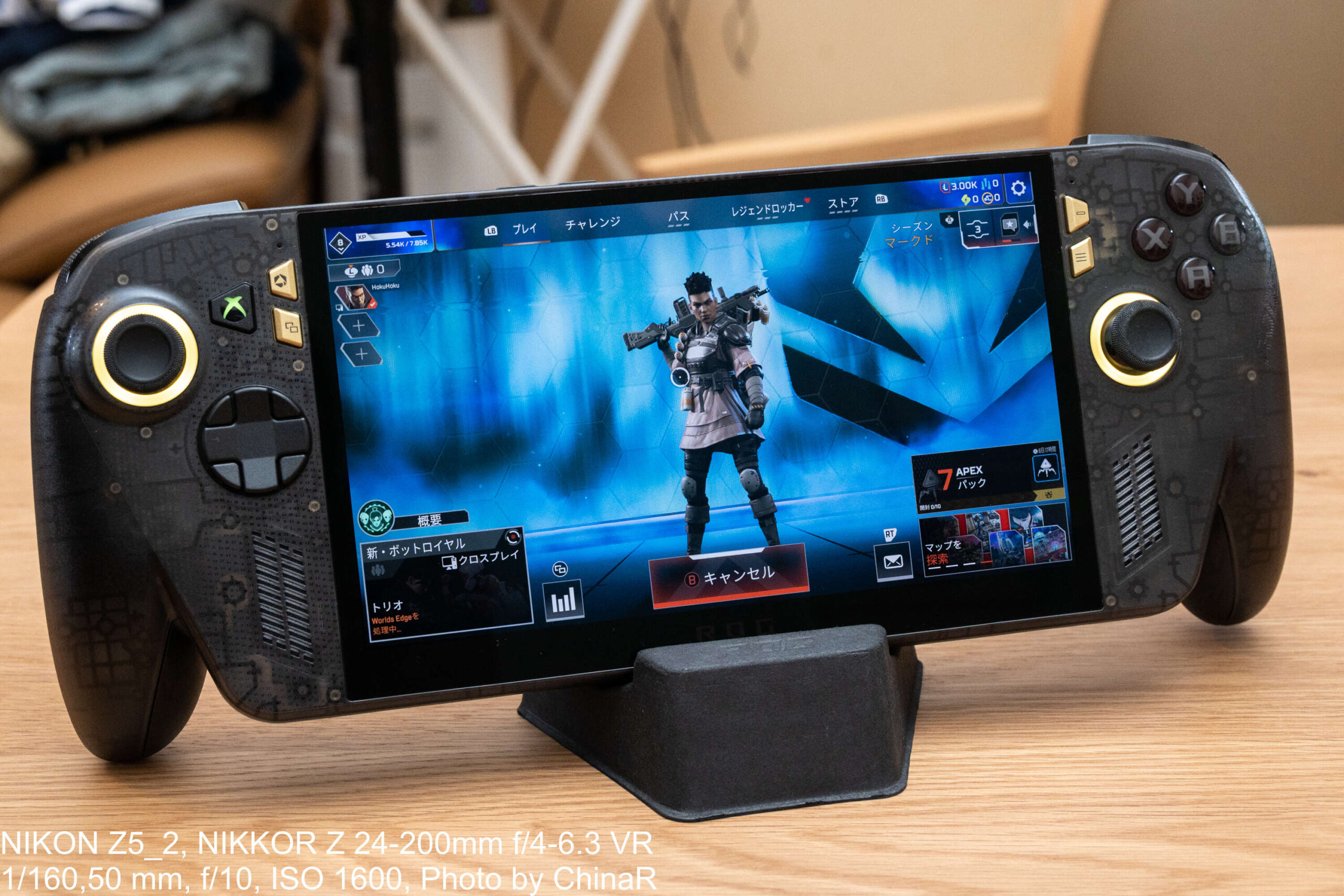 スタンドに立てたROG XBOX Ally X20とApex Legendsのロビー画面