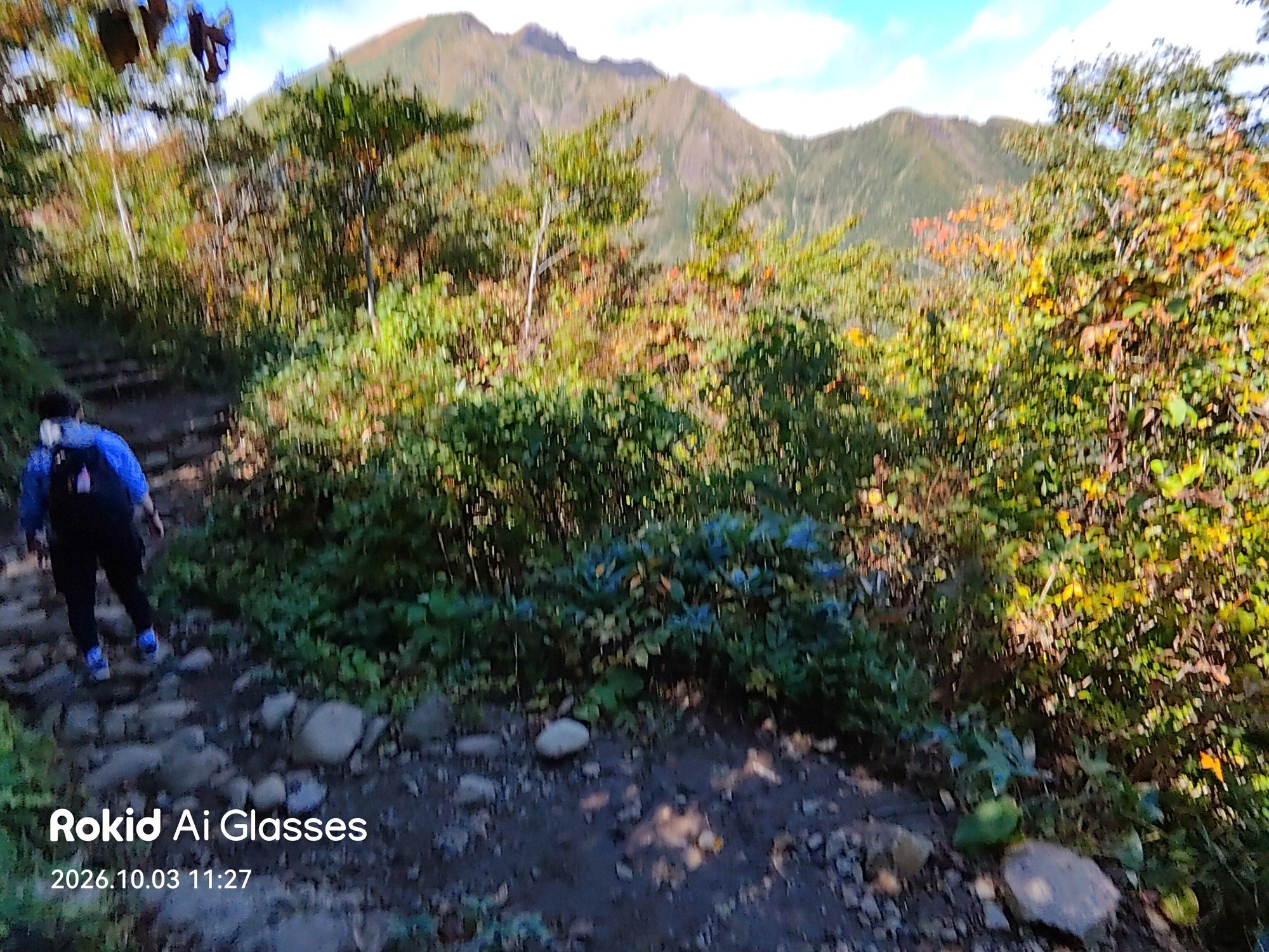 木々の間から見えた谷川岳の山頂部(Rokidで撮影)