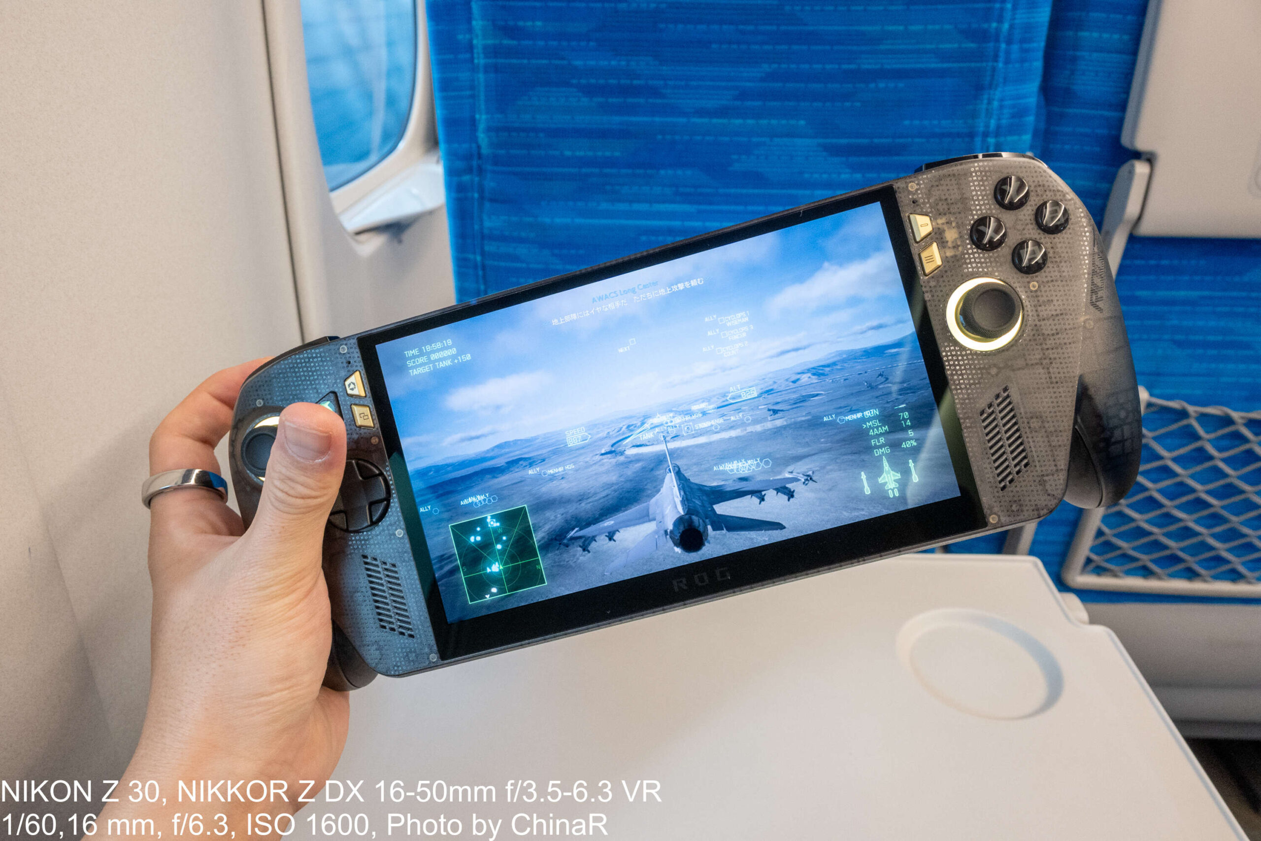 新幹線の車内でROG XBOX Ally X20を使いACE COMBAT 7をプレイ