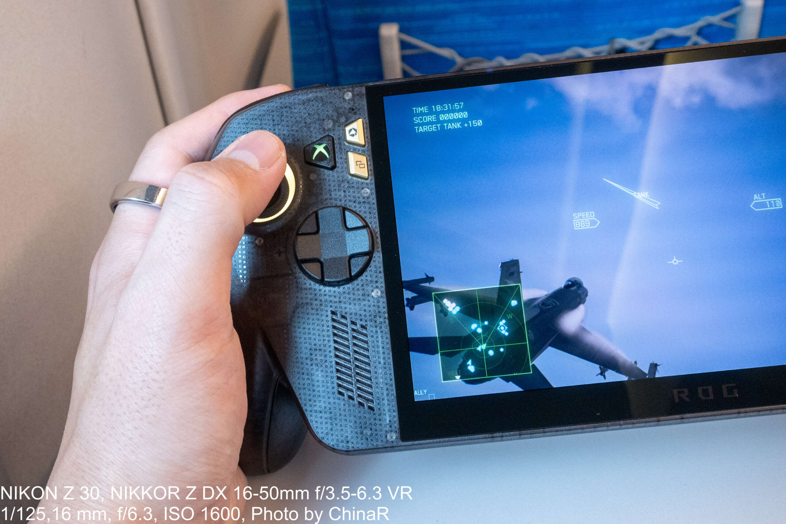 新幹線の車内でROG XBOX Ally X20の左スティックを操作