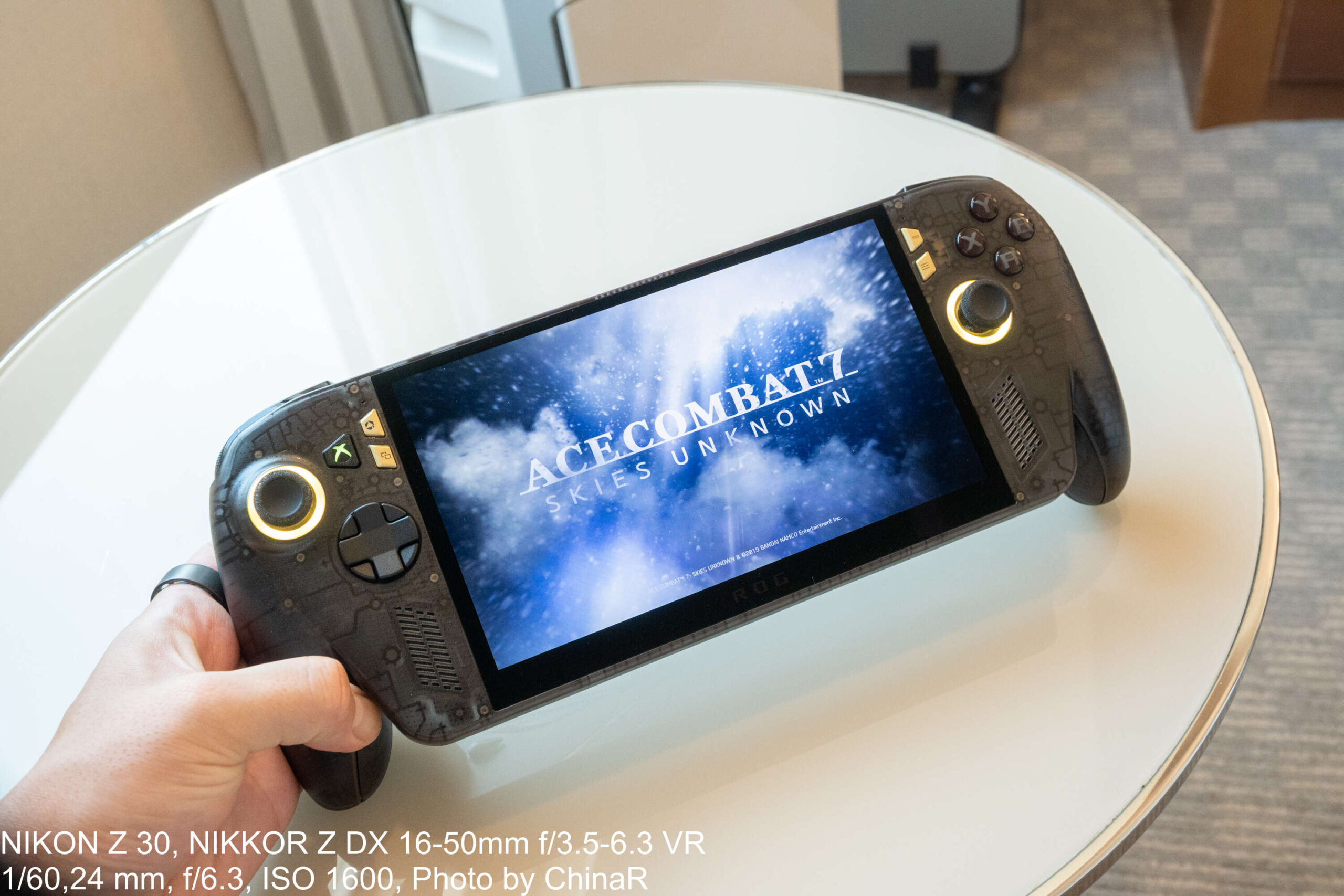 都ホテル尼崎の客室でROG XBOX Ally X20にACE COMBAT 7のタイトル画面