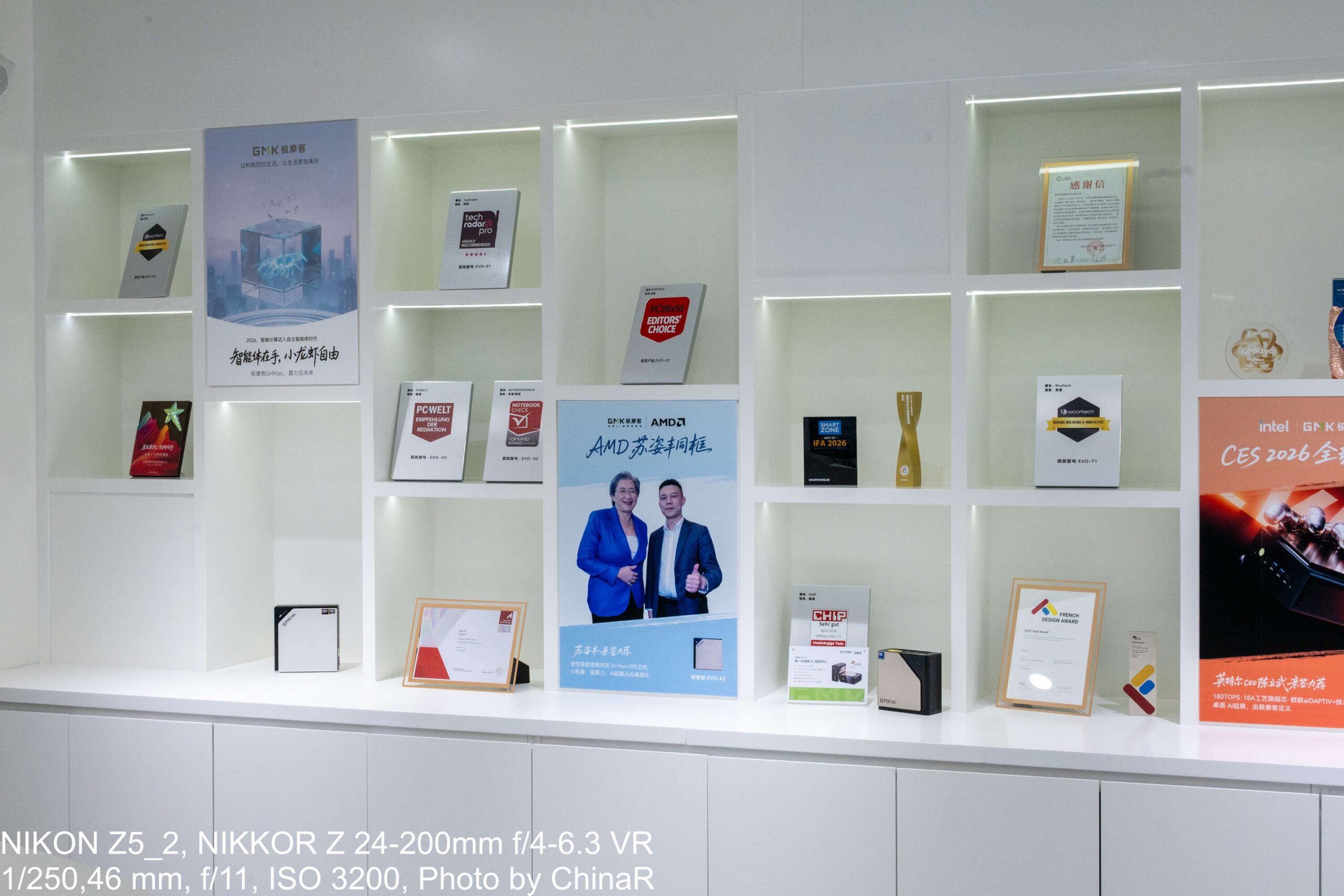 海外メディアの受賞とAMD、Intelのポスターが並ぶGMKtecの棚