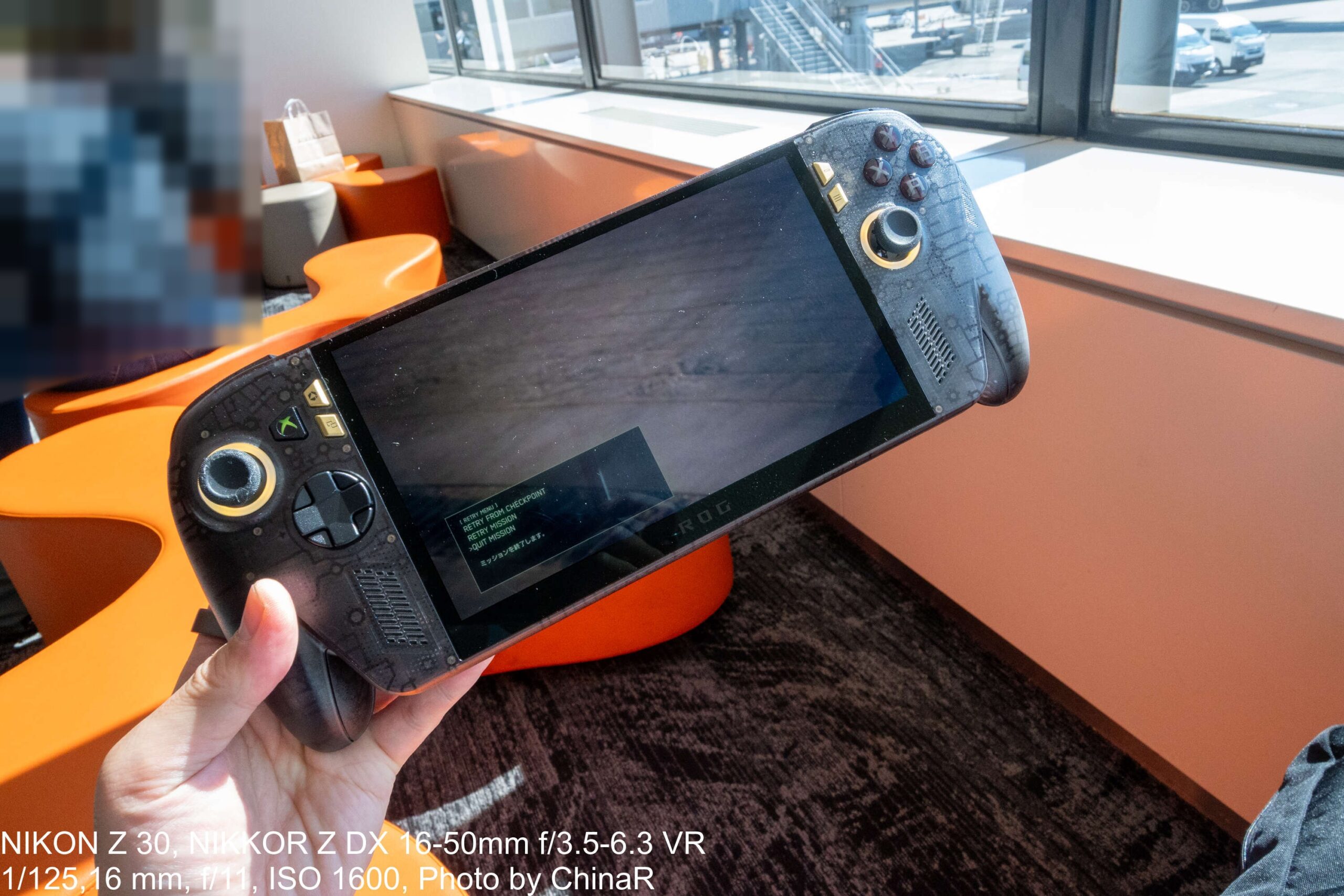 伊丹空港の待合でROG XBOX Ally X20を使う