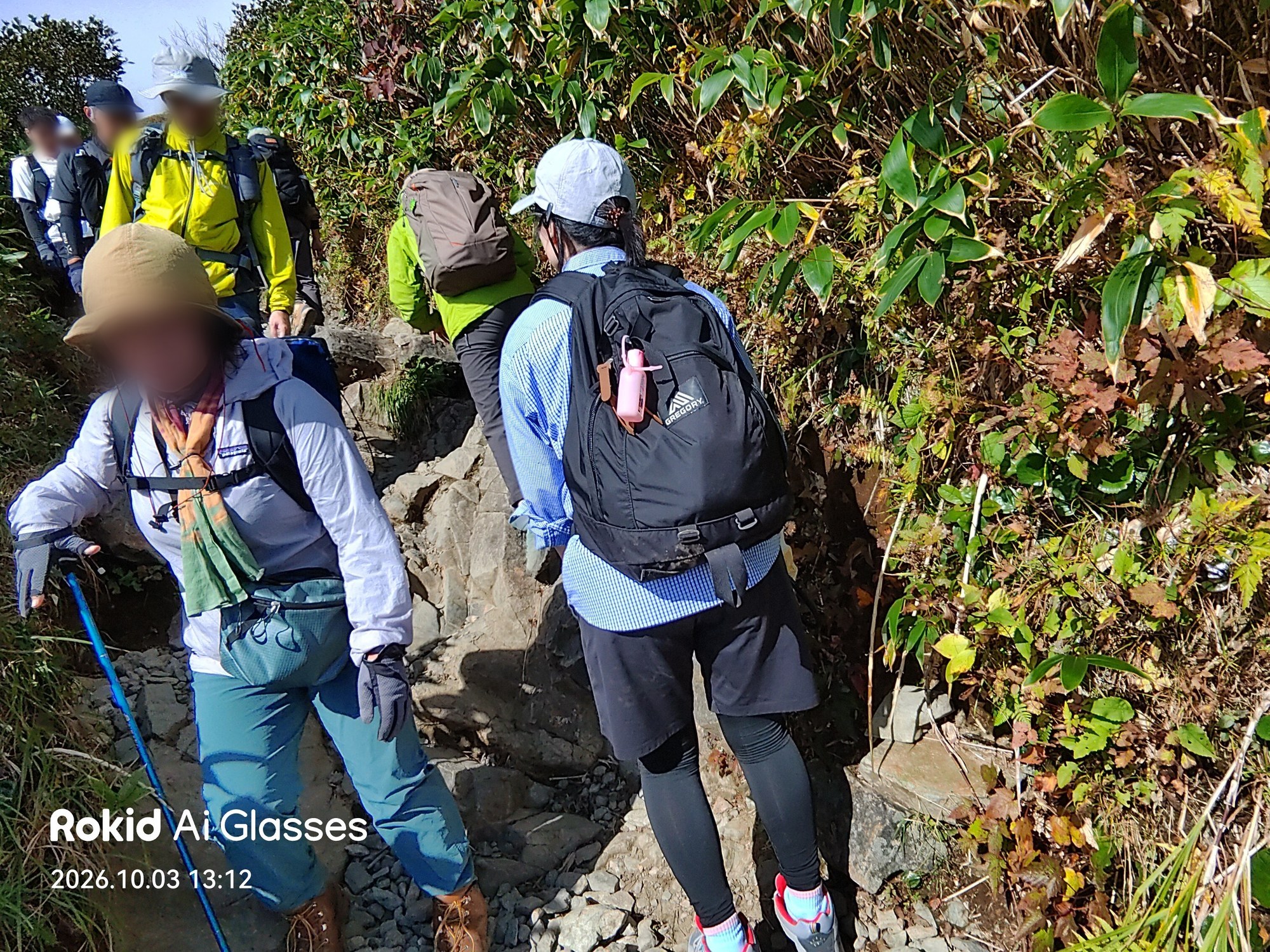 傾いたまま残った岩場の登山者(Rokidで撮影)