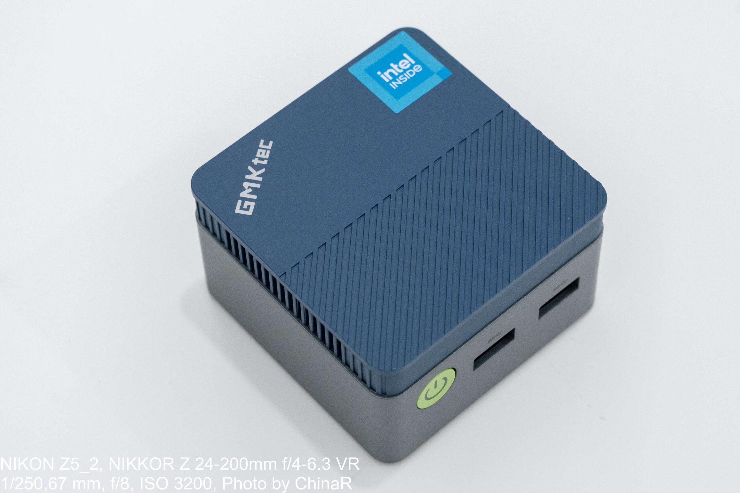 GMKtec G5Sの天面。Intel Insideのステッカー
