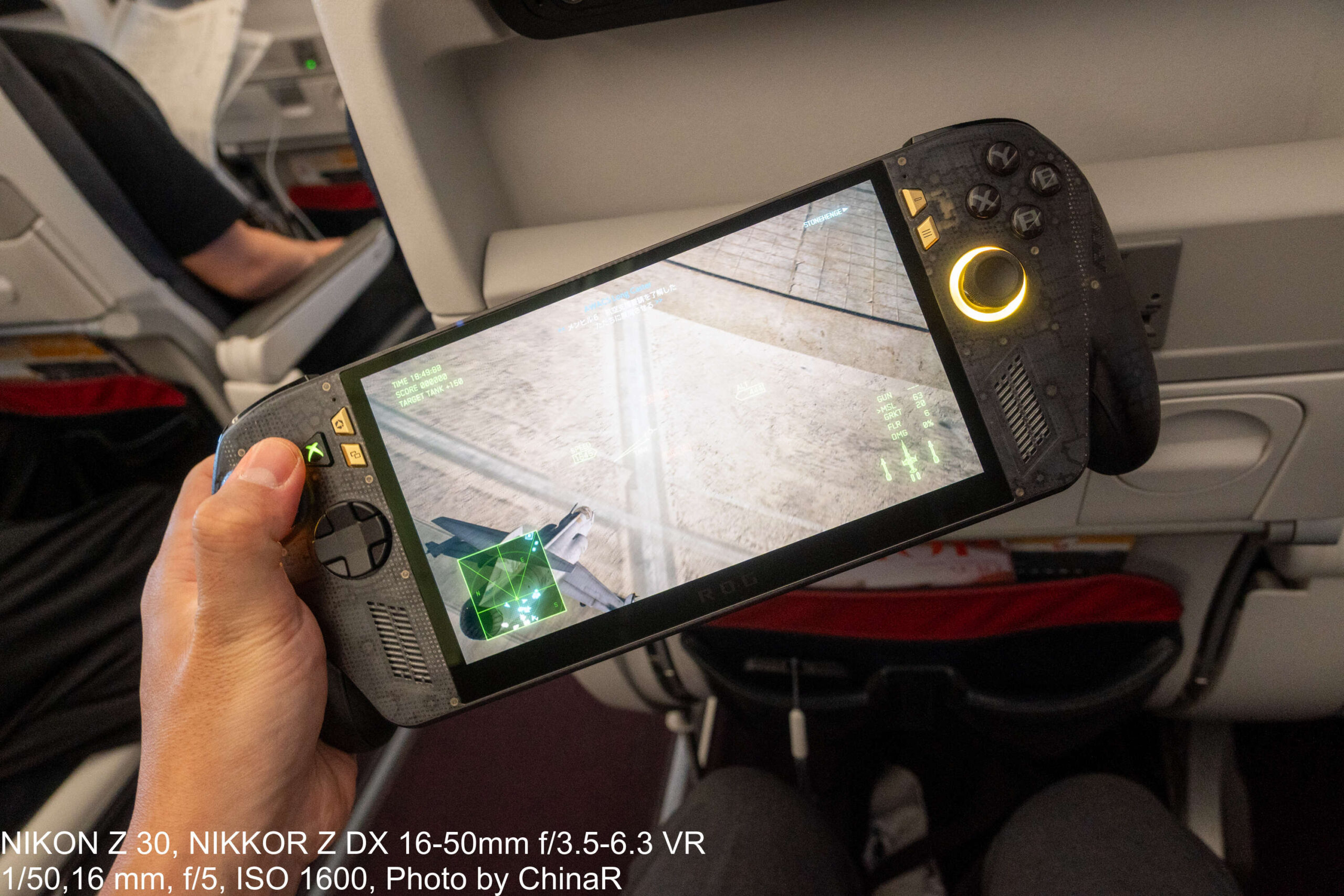 JALの機内でROG XBOX Ally X20を手に持つ