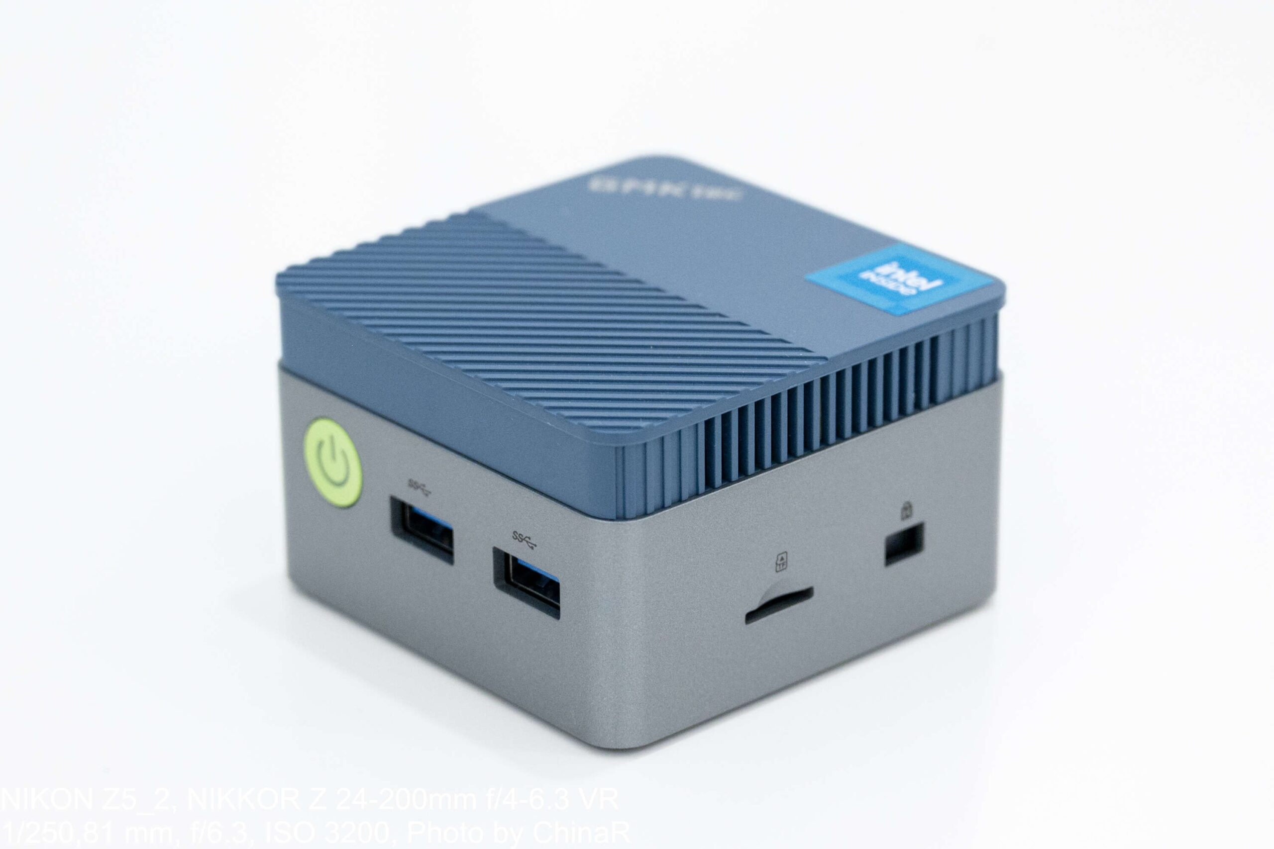 GMKtec G5Sの前面。USB-A×2とmicroSDカードスロット