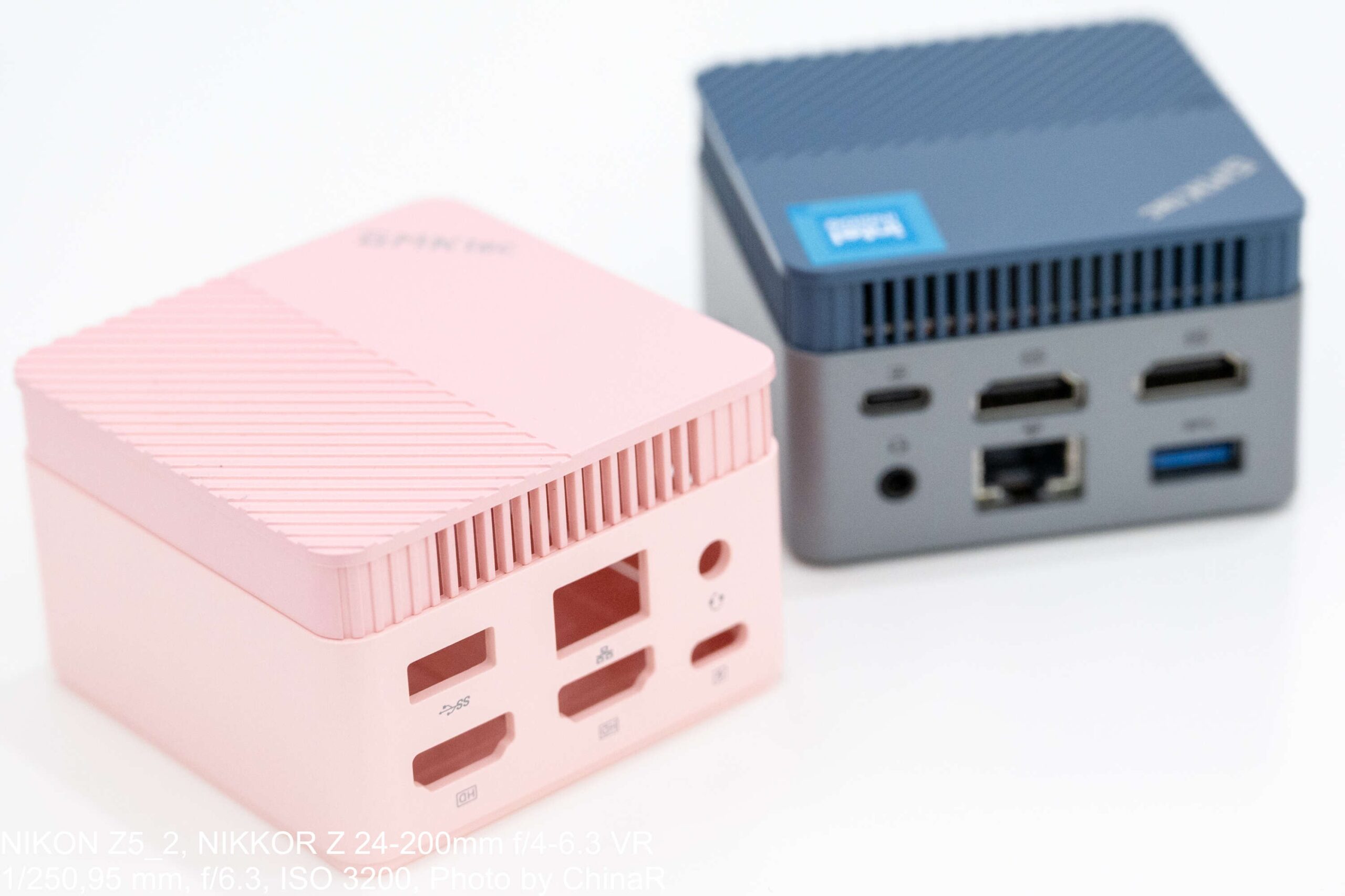 ピンクとネイビーのGMKtec G5S