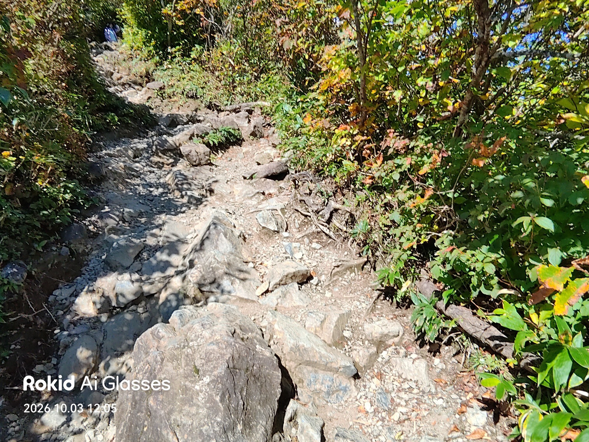 岩の多い登山道(Rokidで撮影)