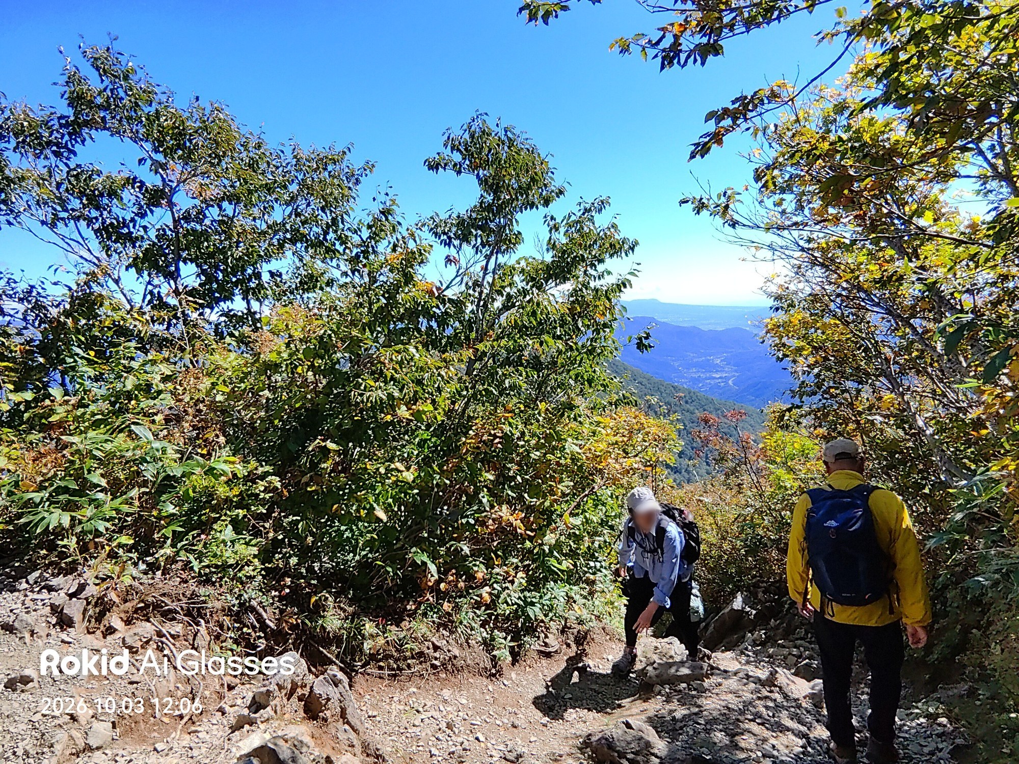岩場ですれ違う登山者(Rokidで撮影)