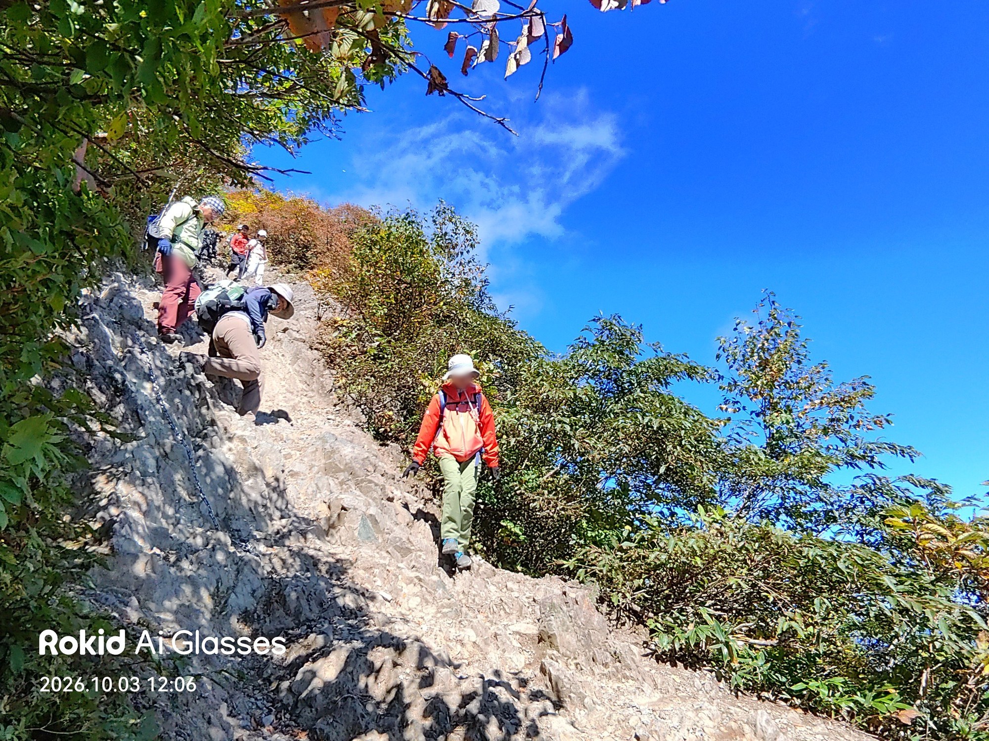 岩の尾根を下ってくる登山者(Rokidで撮影)