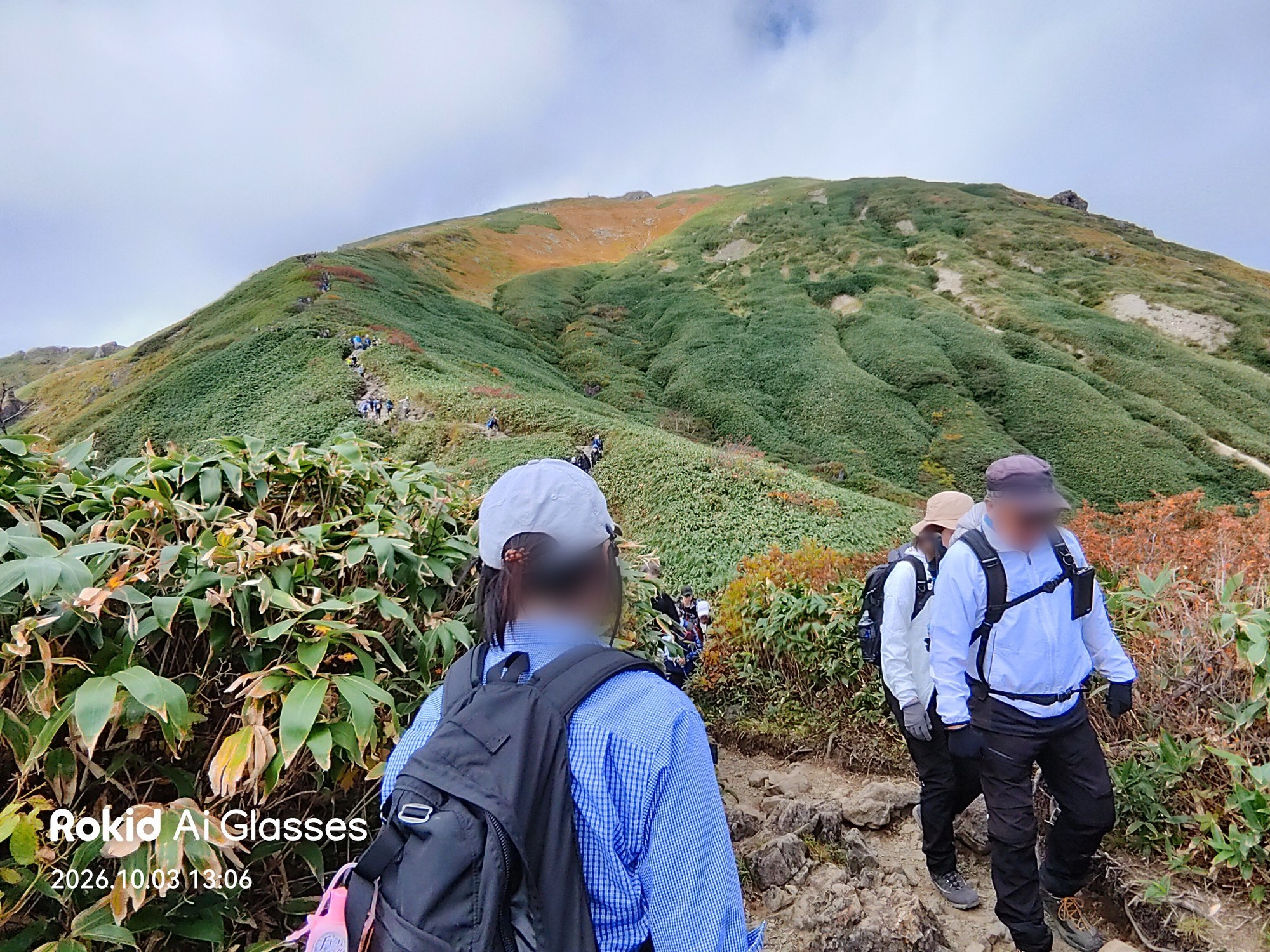 笹原の稜線を登る登山者(Rokidで撮影)