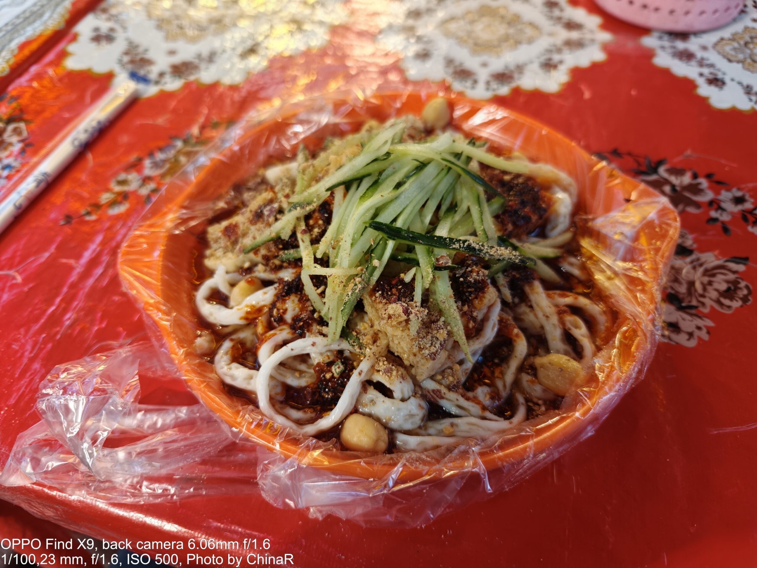 キュウリとひよこ豆をのせた拌麺(和え麺)