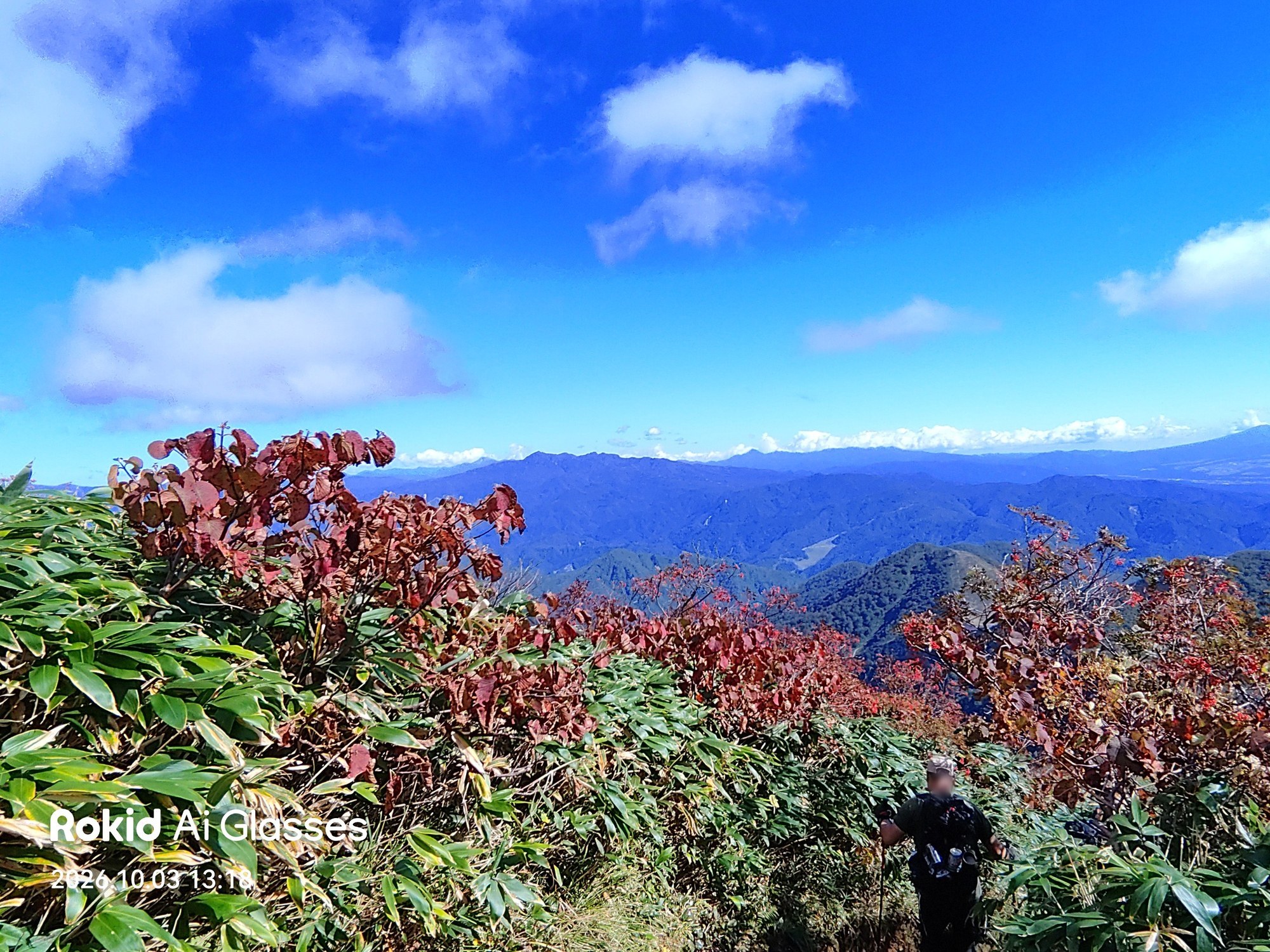 赤く色づいた低木と山並み(Rokidで撮影)