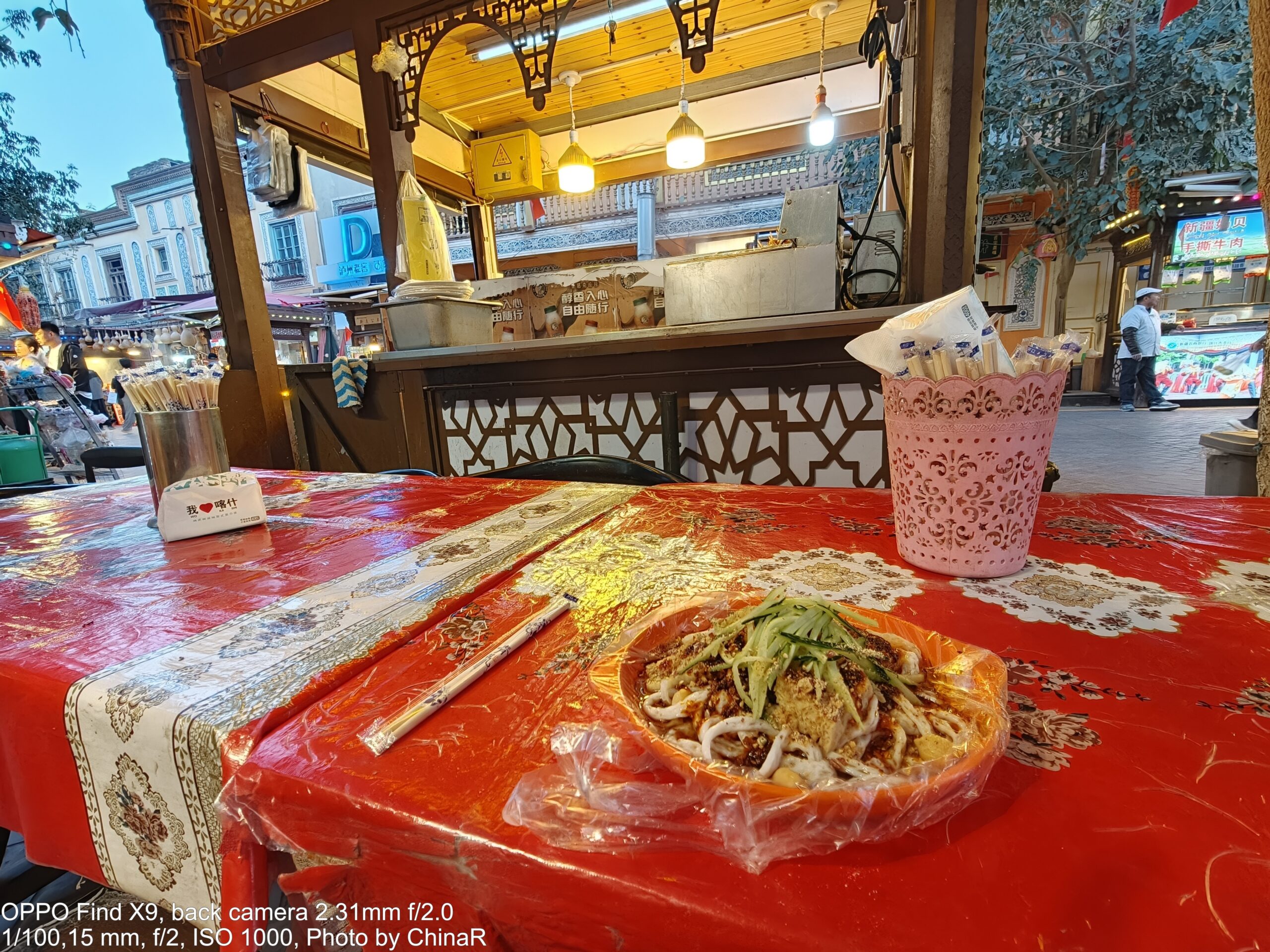 夜の古城の屋台の席で食べた拌麺