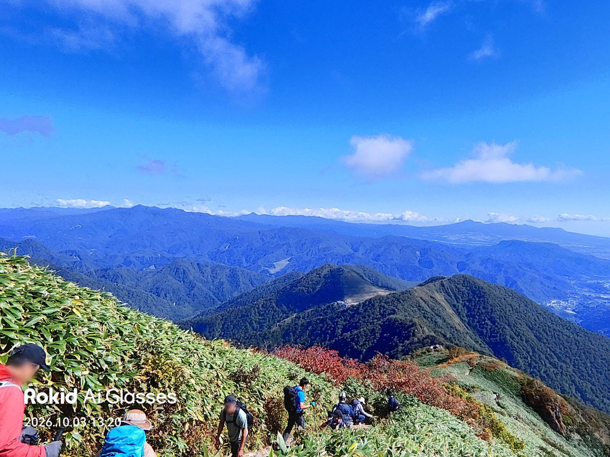 稜線から見た麓の山並み(Rokidで撮影)