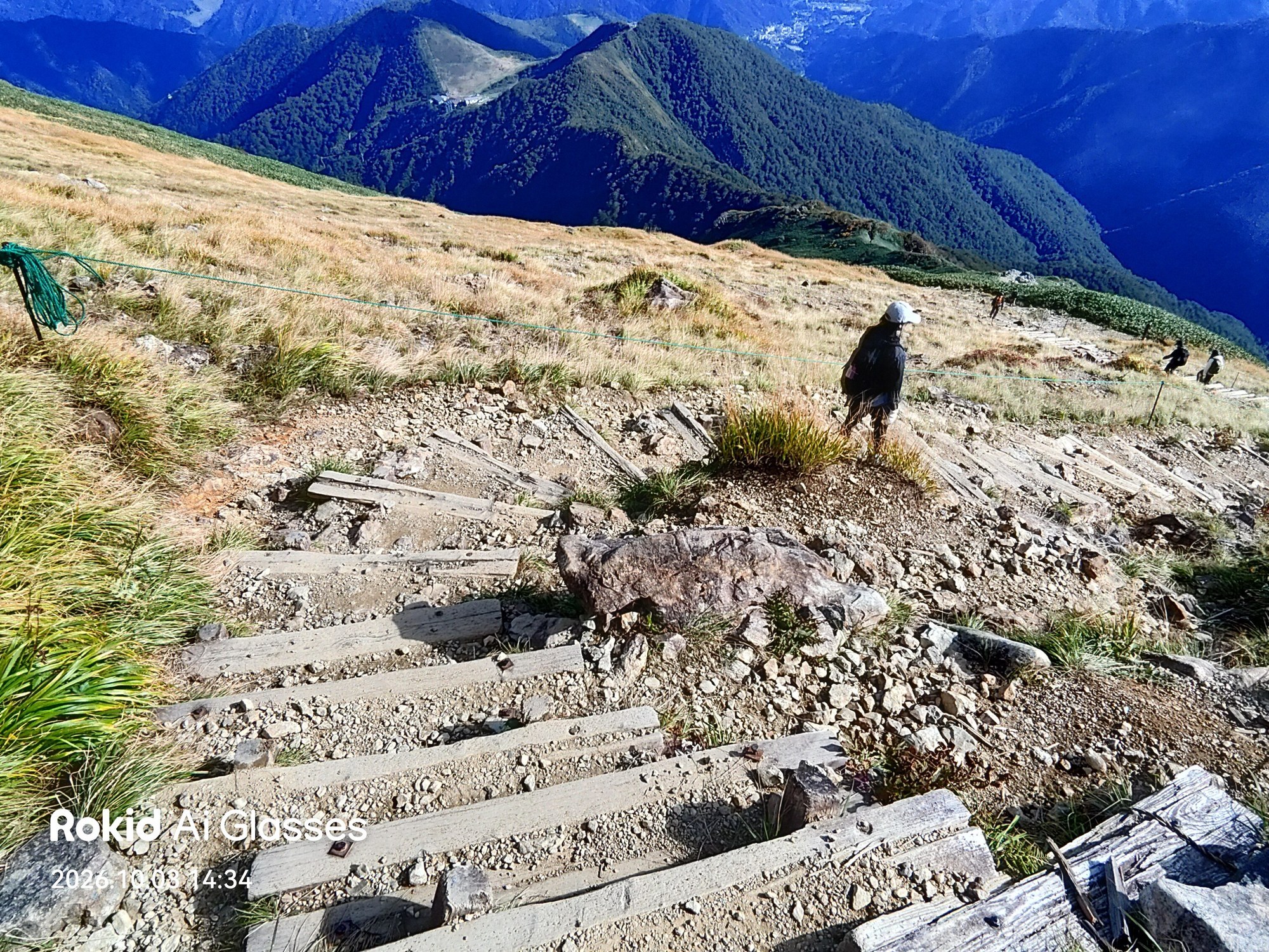 木の段が続く下りの登山道(Rokidで撮影)