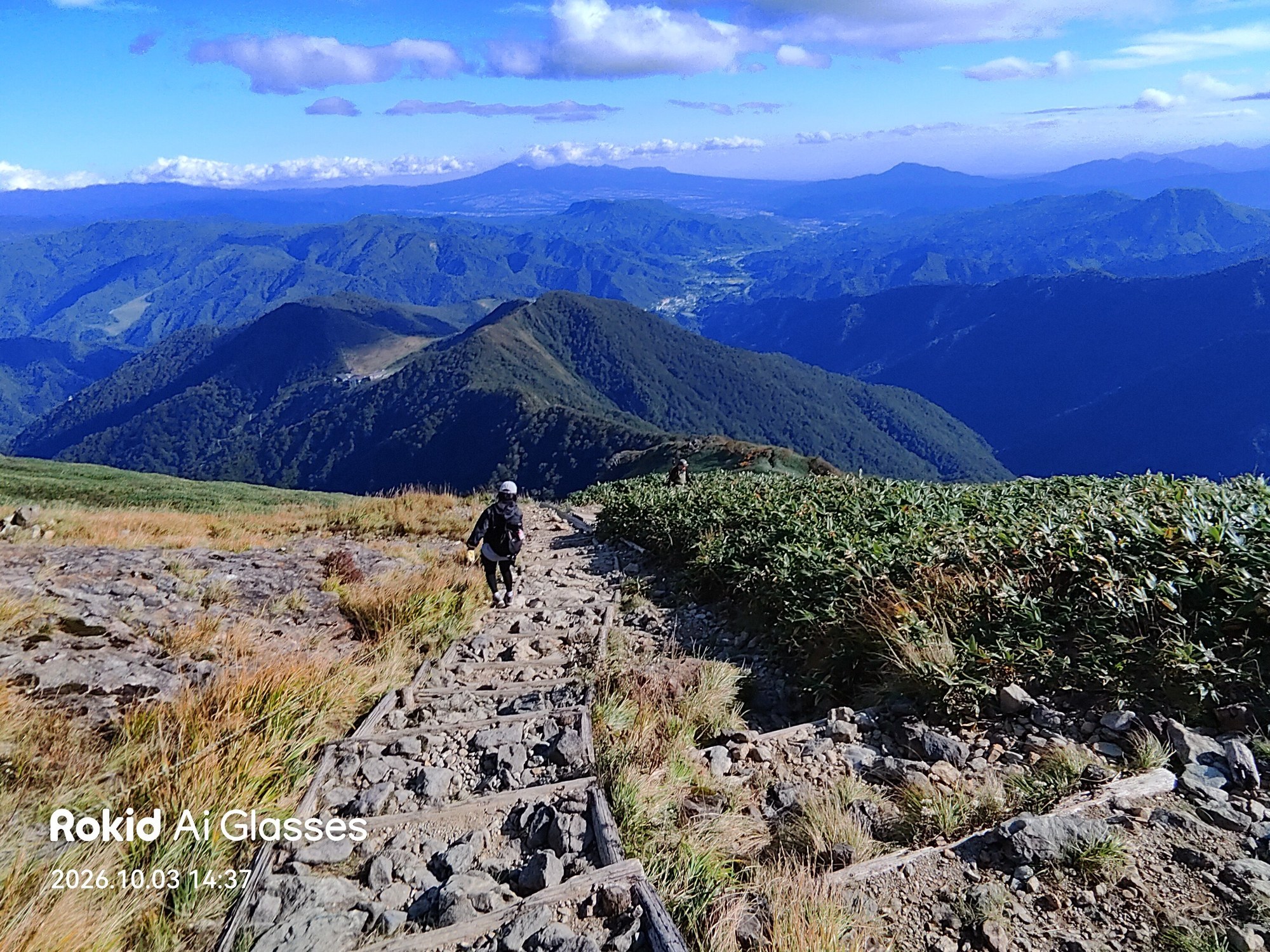 青空の下の下山路(Rokidで撮影)