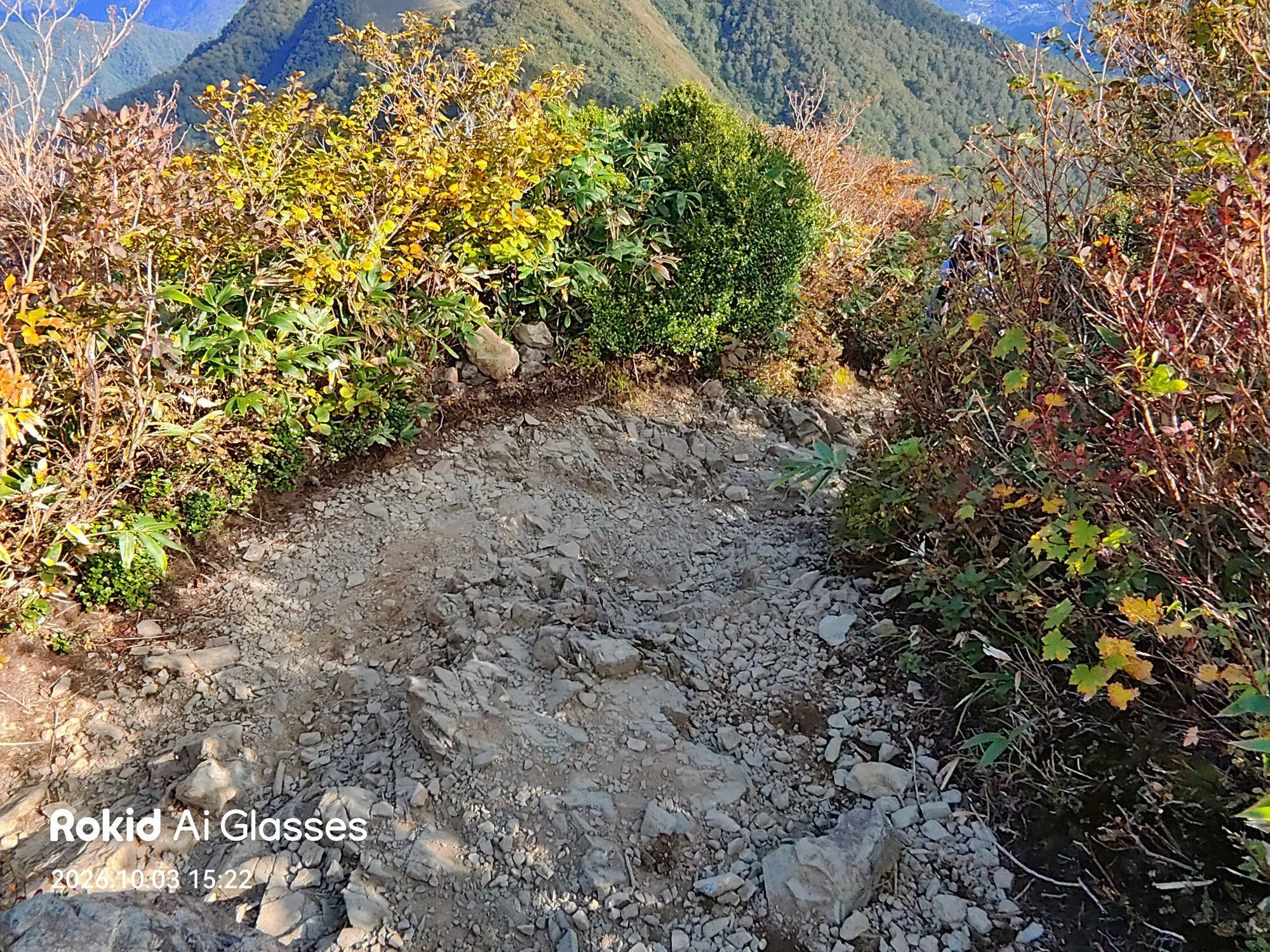 紅葉に囲まれた下山路(Rokidで撮影)